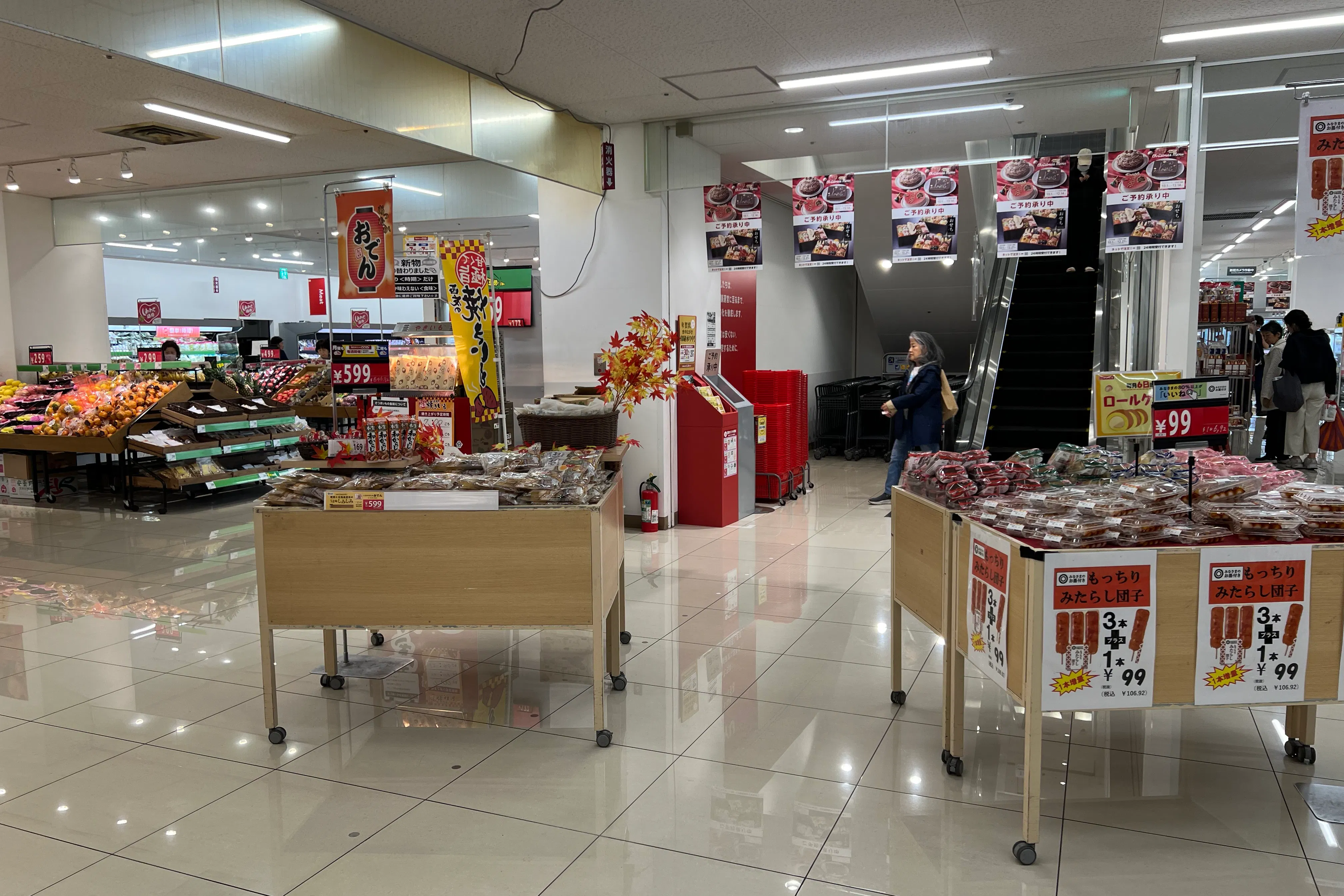 【西友 錦糸町店】B1F下りエスカレーター前 プロモーション用途や物販、食物販のポップアップストアに最適なスーパー店内催事イベントスペース