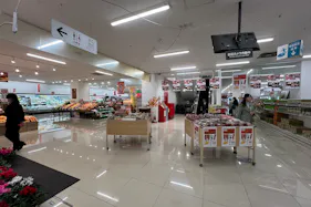 【西友 錦糸町店】B1F下りエスカレーター前 プロモーション用途や物販、食物販のポップアップストアに最適なスーパー店内催事イベントスペース