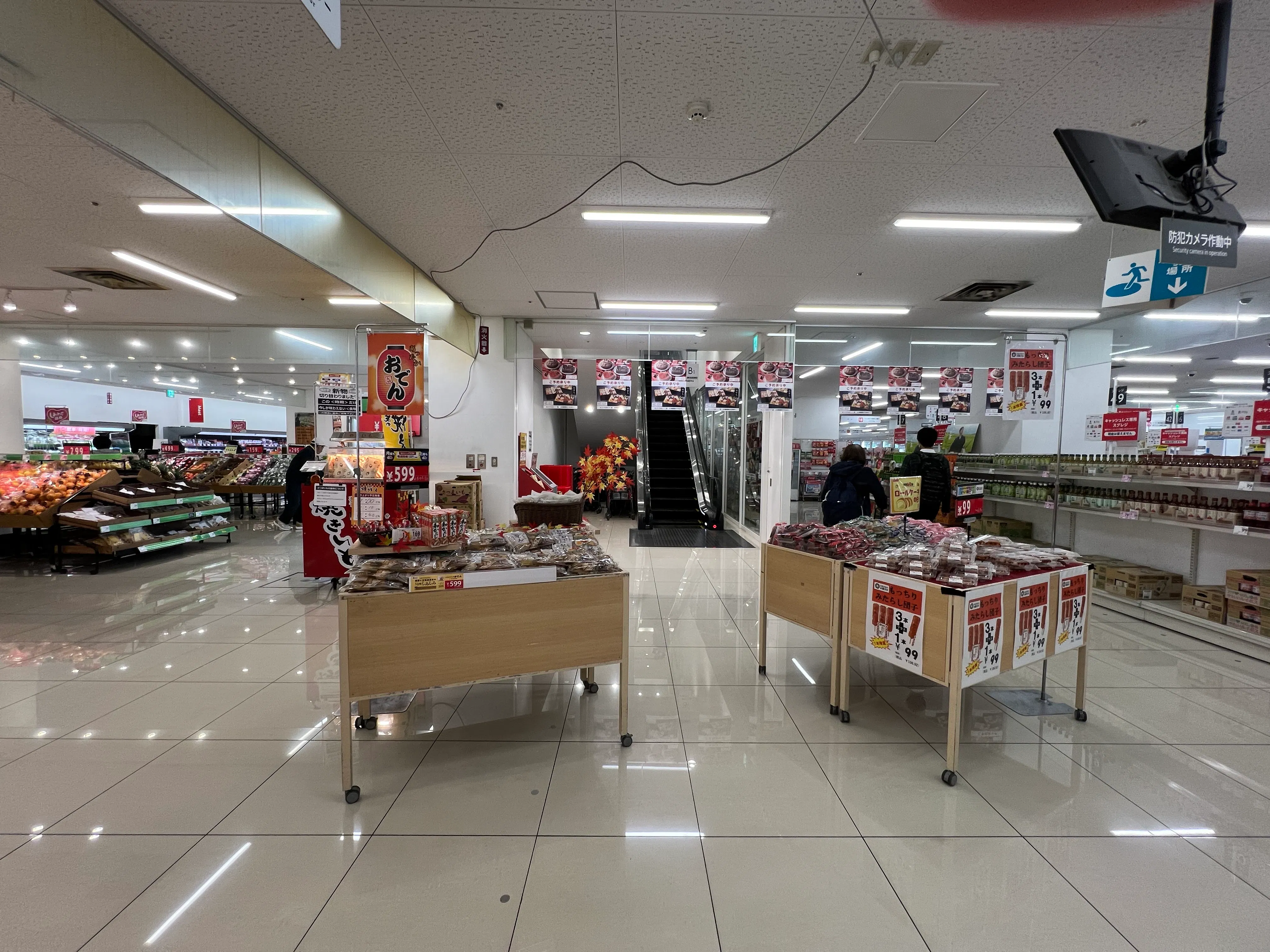 【西友　錦糸町店】B1F下りエスカレーター前　プロモーション用途や物販、食物販のポップアップストアに最適なスーパー店内催事イベントスペース