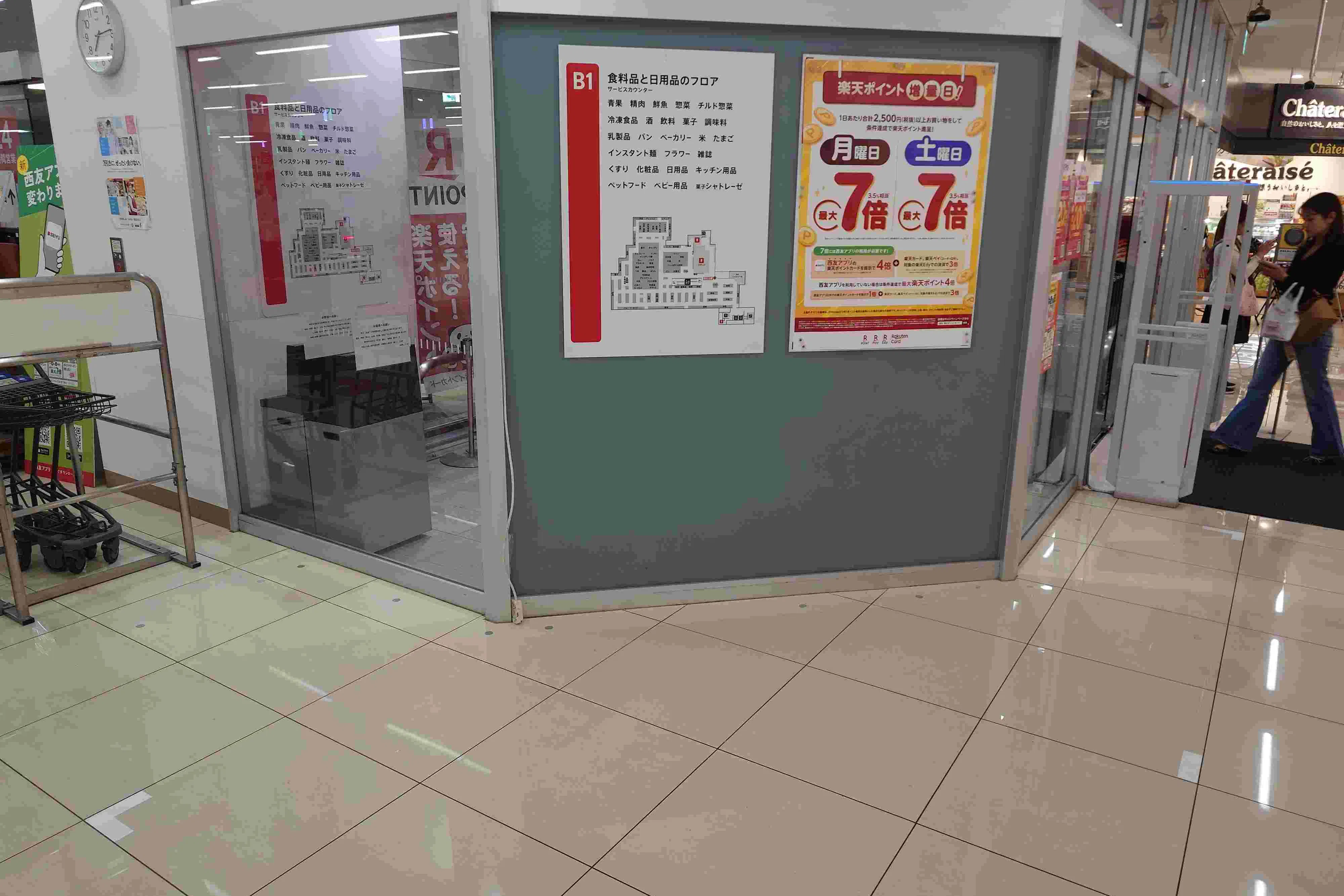 【西友 錦糸町店】B1F下りエスカレーター前 プロモーション用途や物販、食物販のポップアップストアに最適なスーパー店内催事イベントスペース