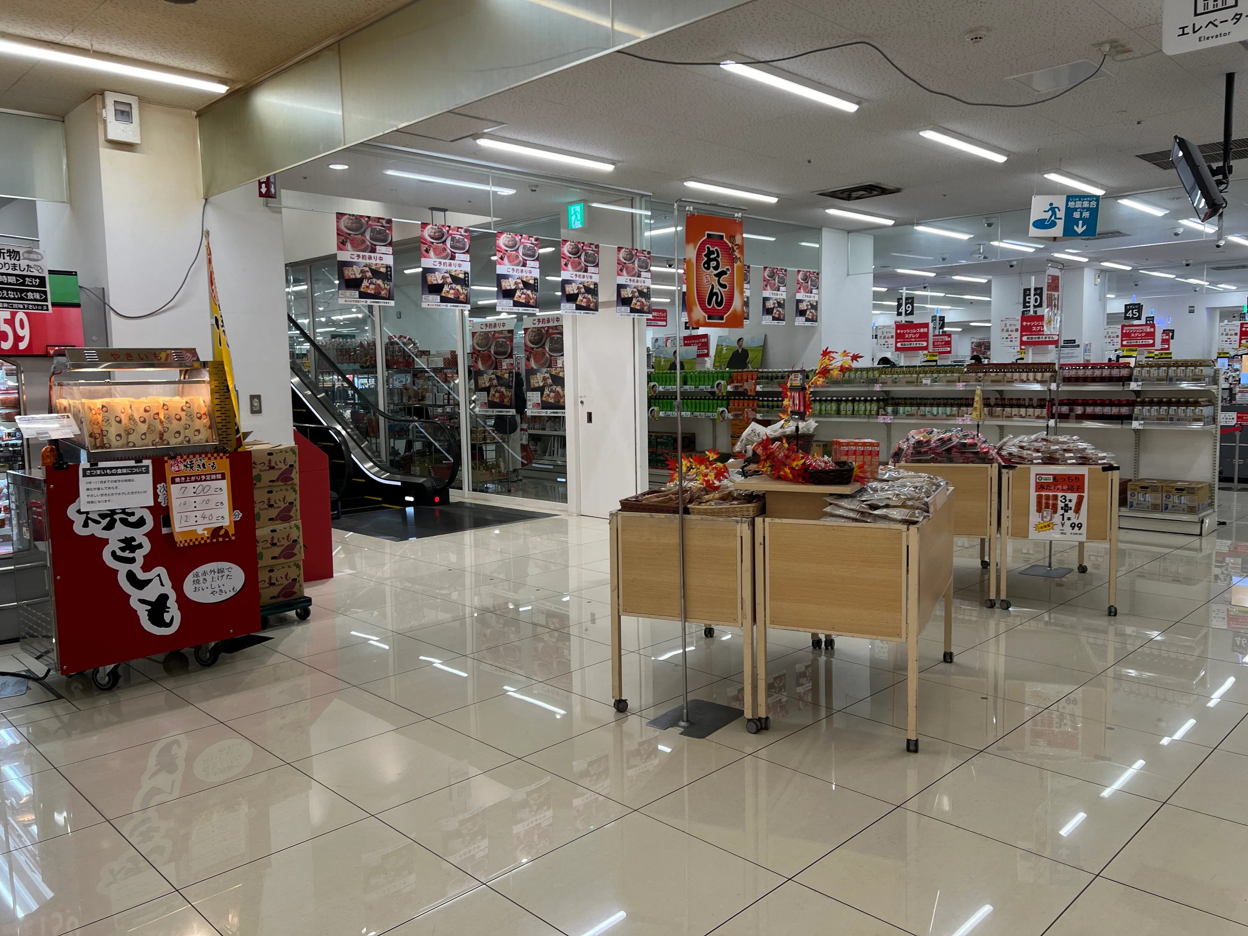 【西友　錦糸町店】B1F下りエスカレーター前　プロモーション用途や物販、食物販のポップアップストアに最適なスーパー店内催事イベントスペース