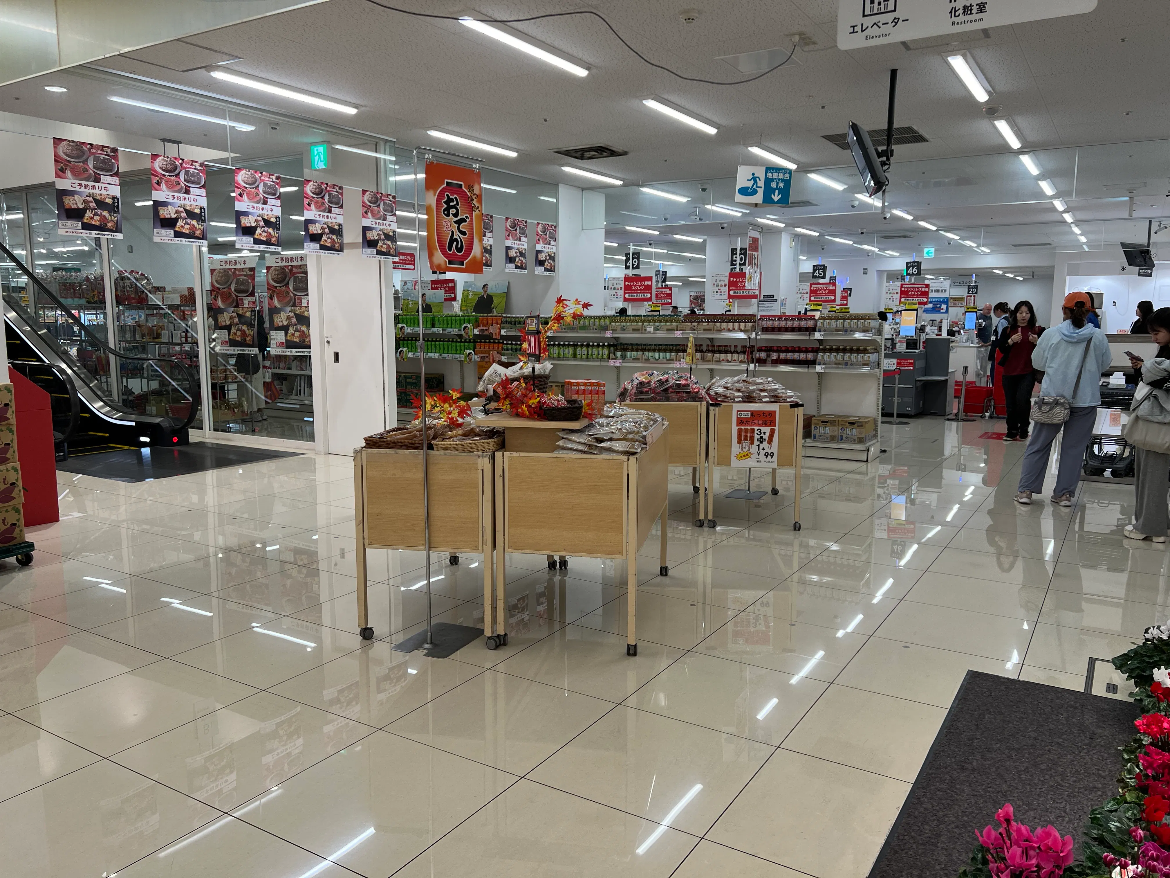 【西友　錦糸町店】B1F下りエスカレーター前　プロモーション用途や物販、食物販のポップアップストアに最適なスーパー店内催事イベントスペース