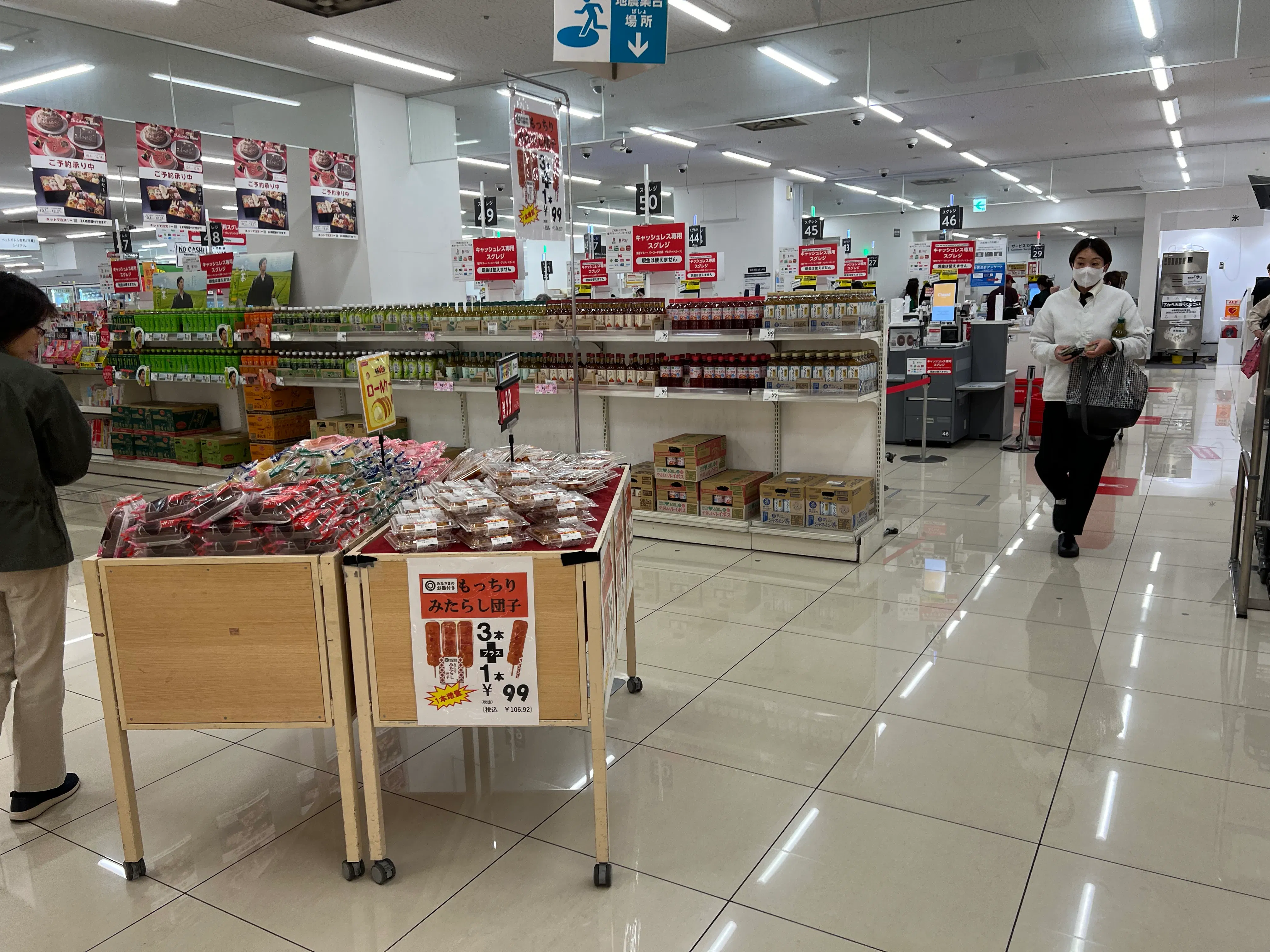 【西友　錦糸町店】B1F下りエスカレーター前　プロモーション用途や物販、食物販のポップアップストアに最適なスーパー店内催事イベントスペース