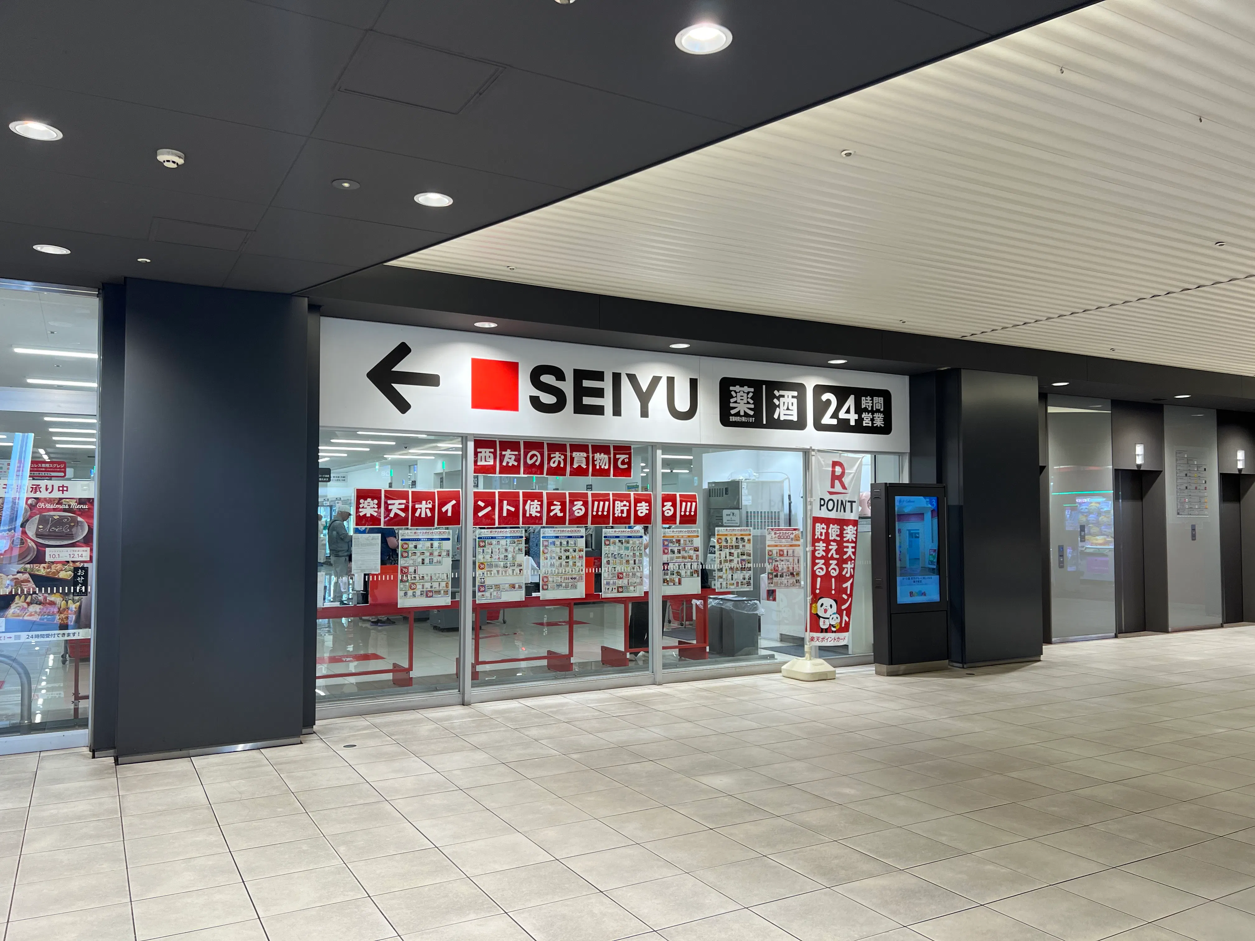 【西友　錦糸町店】B1F下りエスカレーター前　プロモーション用途や物販、食物販のポップアップストアに最適なスーパー店内催事イベントスペース