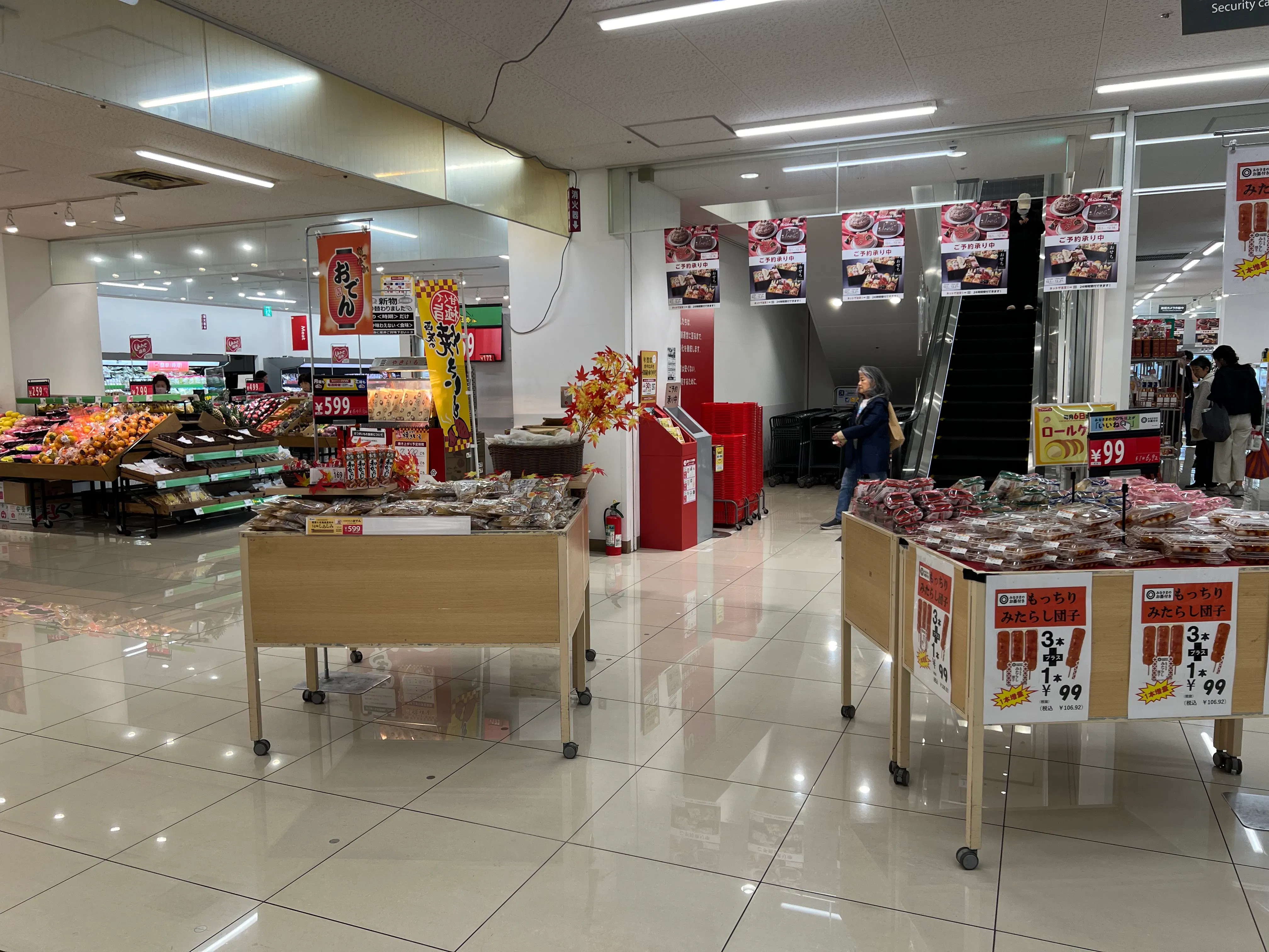 【西友　錦糸町店】B1F下りエスカレーター前　プロモーション用途や物販、食物販のポップアップストアに最適なスーパー店内催事イベントスペース