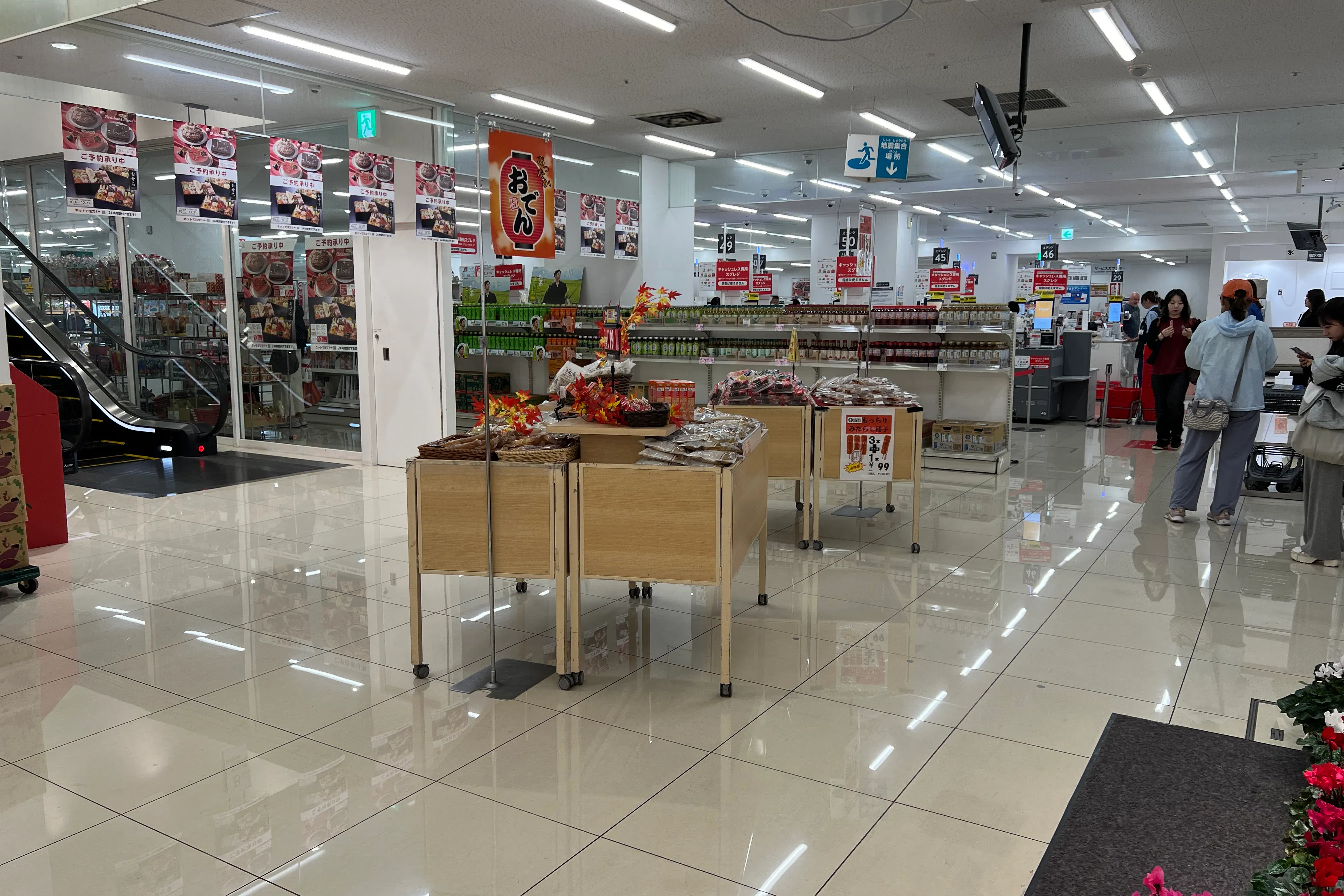 【西友 錦糸町店】B1F下りエスカレーター前 プロモーション用途や物販、食物販のポップアップストアに最適なスーパー店内催事イベントスペース