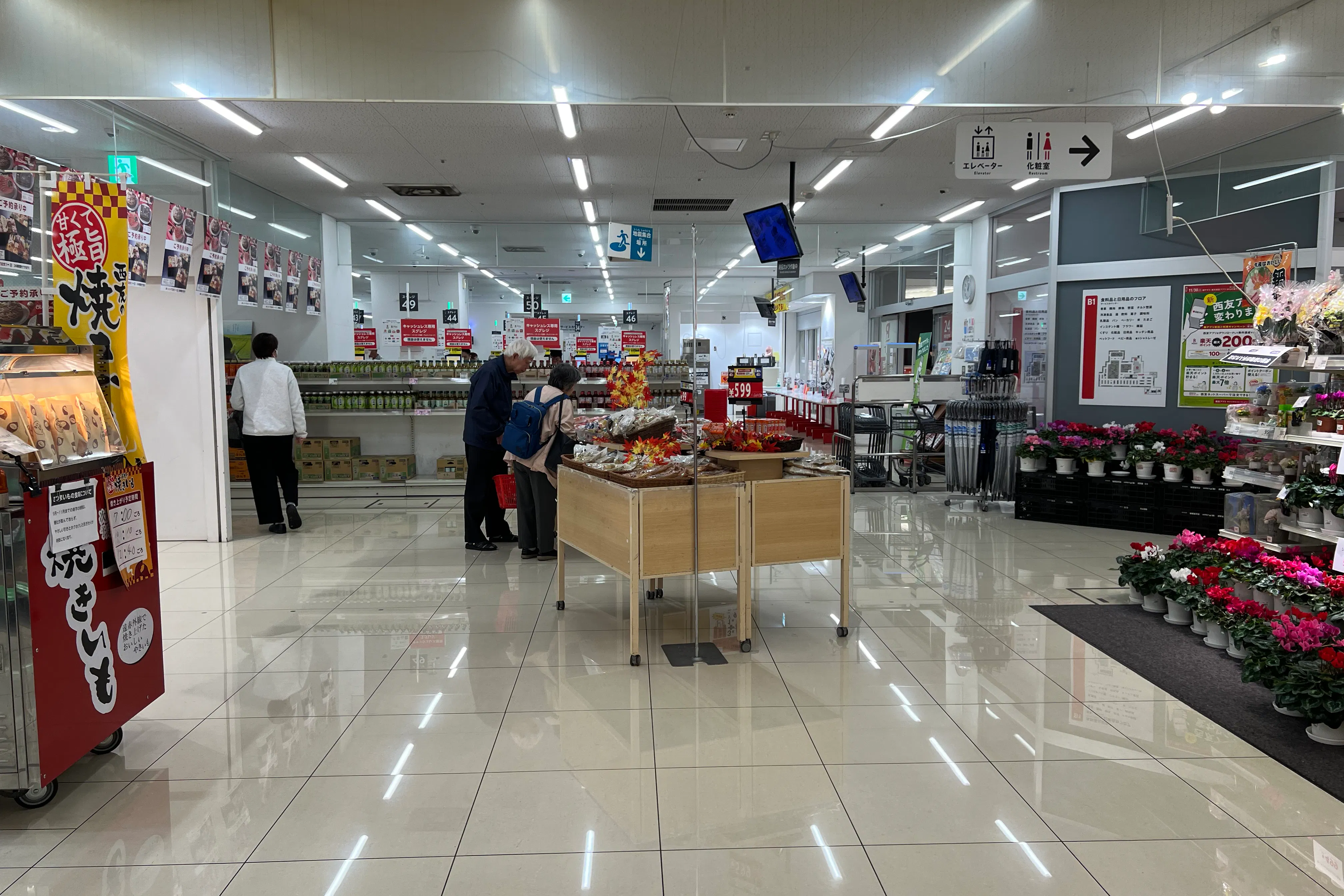 【西友 錦糸町店】B1F下りエスカレーター前 プロモーション用途や物販、食物販のポップアップストアに最適なスーパー店内催事イベントスペース