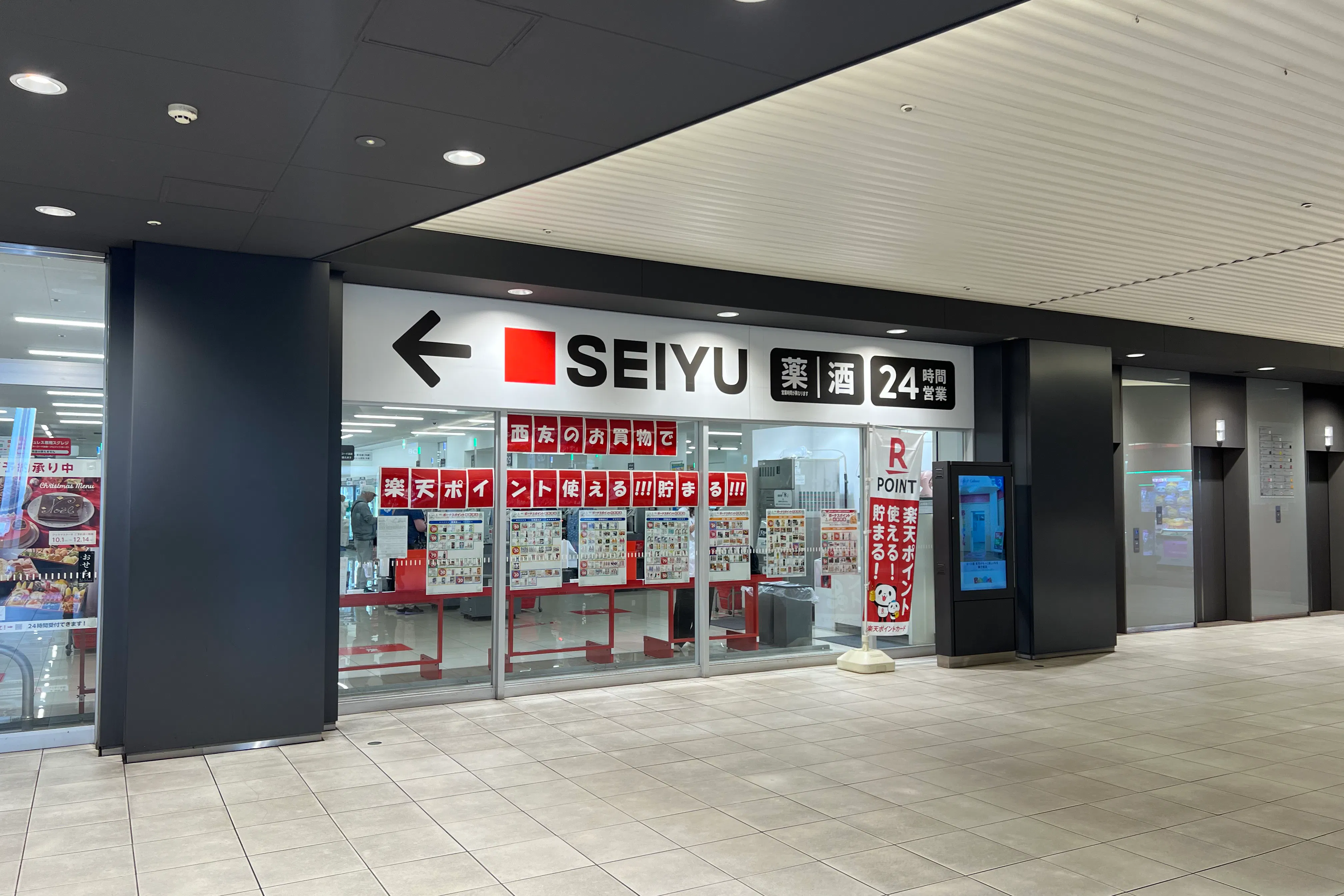 【西友 錦糸町店】B1F下りエスカレーター前 プロモーション用途や物販、食物販のポップアップストアに最適なスーパー店内催事イベントスペース