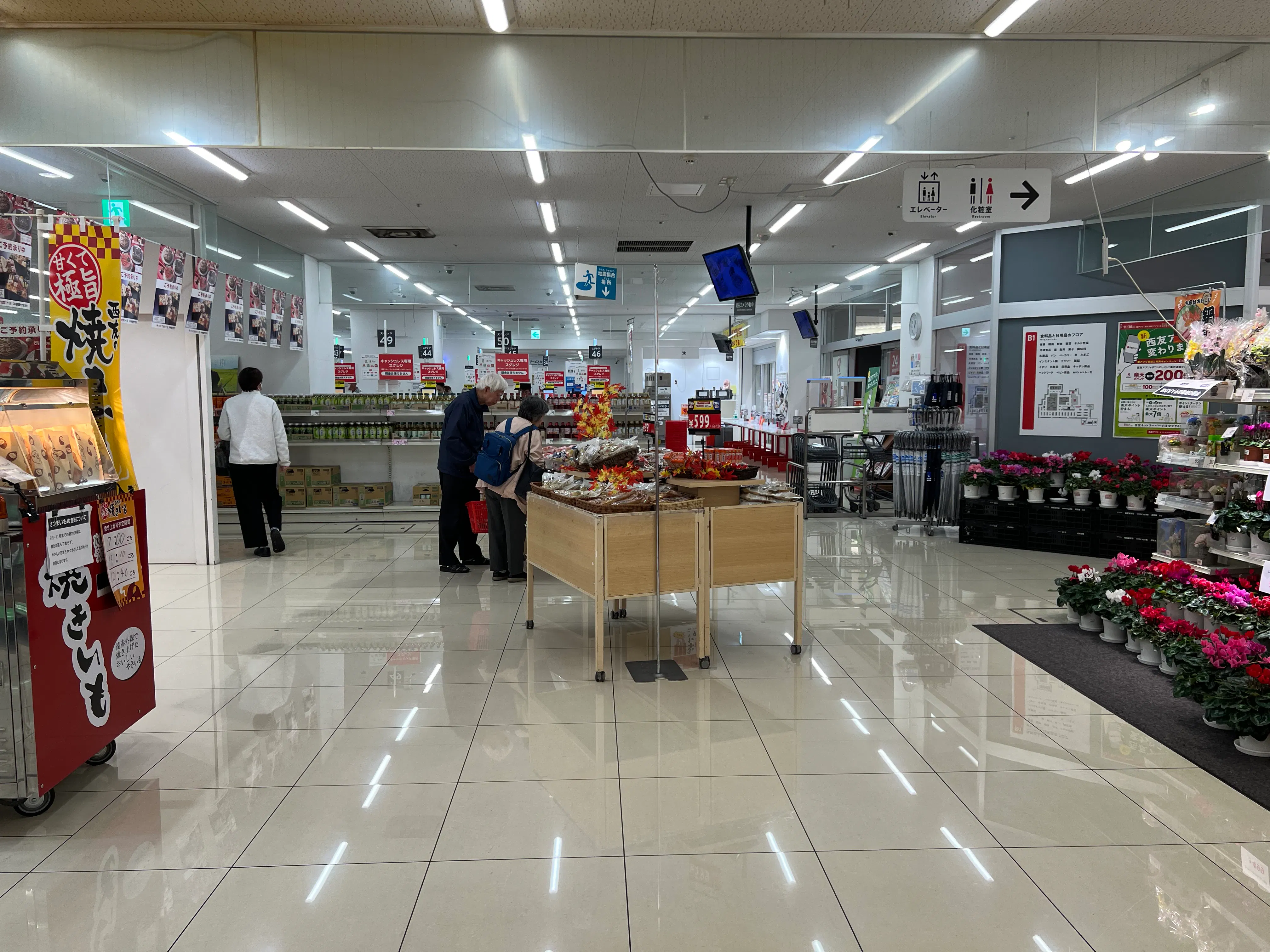 【西友　錦糸町店】B1F下りエスカレーター前　プロモーション用途や物販、食物販のポップアップストアに最適なスーパー店内催事イベントスペース