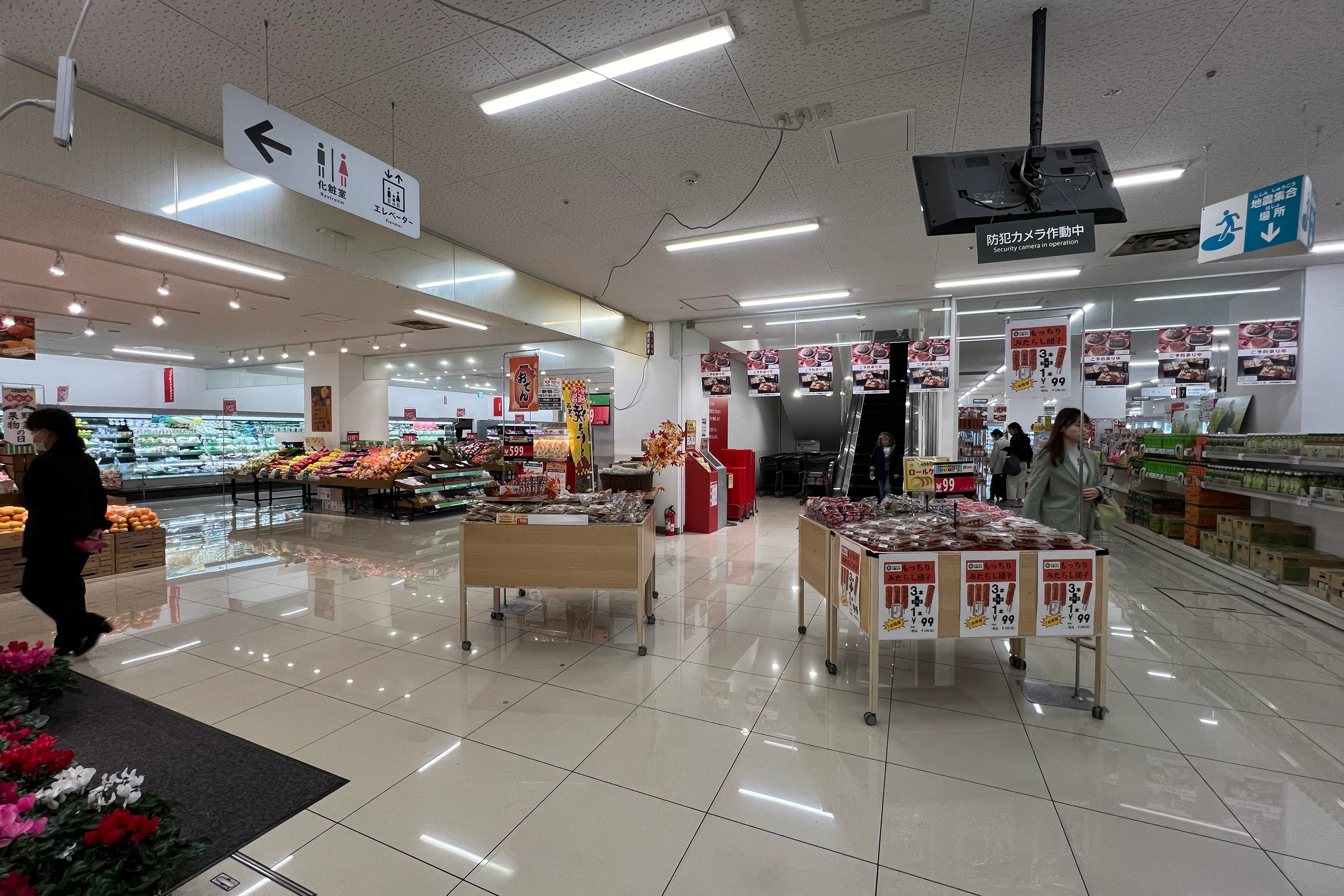 【西友 錦糸町店】B1F下りエスカレーター前 プロモーション用途や物販、食物販のポップアップストアに最適なスーパー店内催事イベントスペース