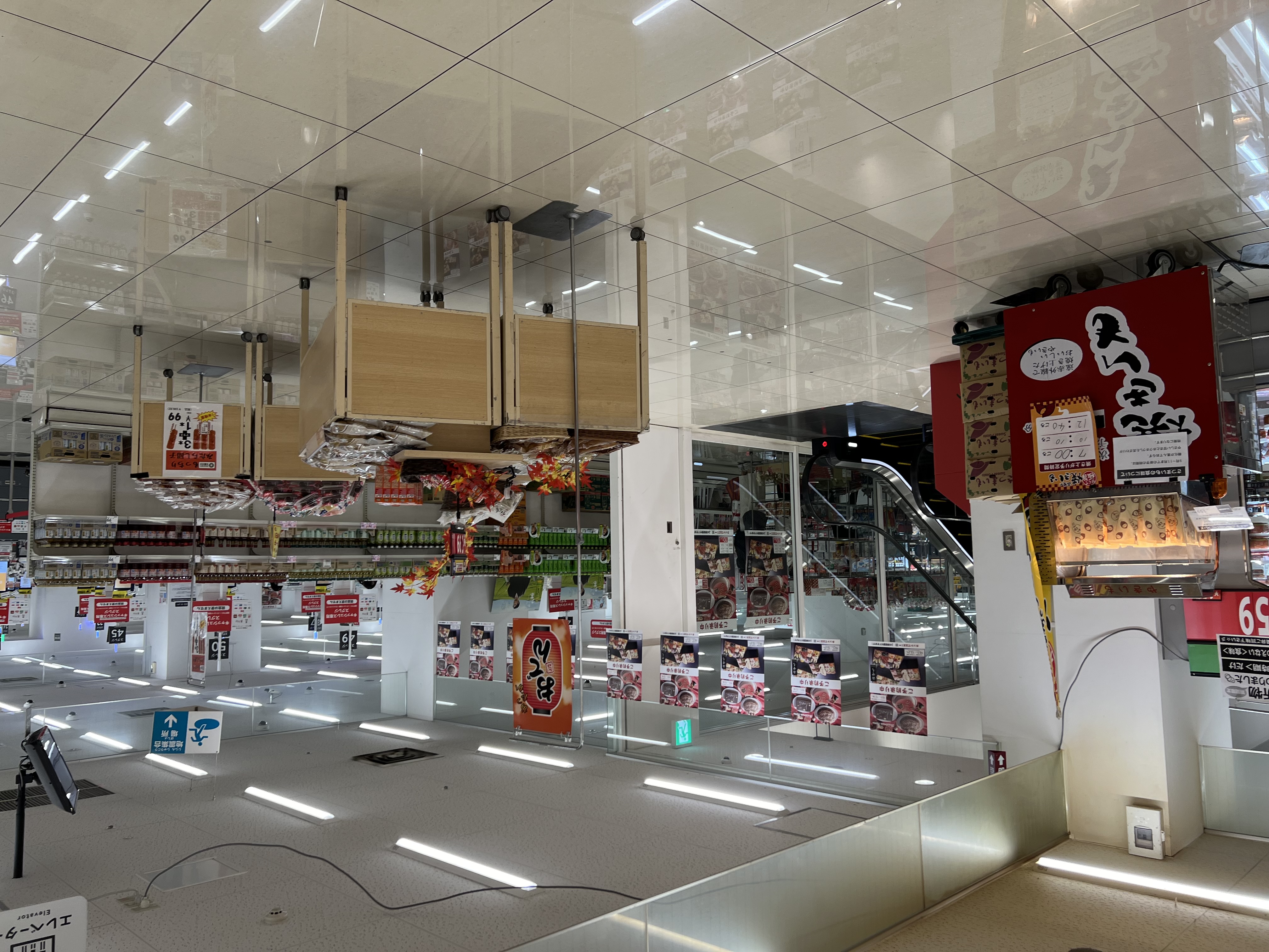 【西友　錦糸町店】B1F下りエスカレーター前　プロモーション用途や物販、食物販のポップアップストアに最適なスーパー店内催事イベントスペース