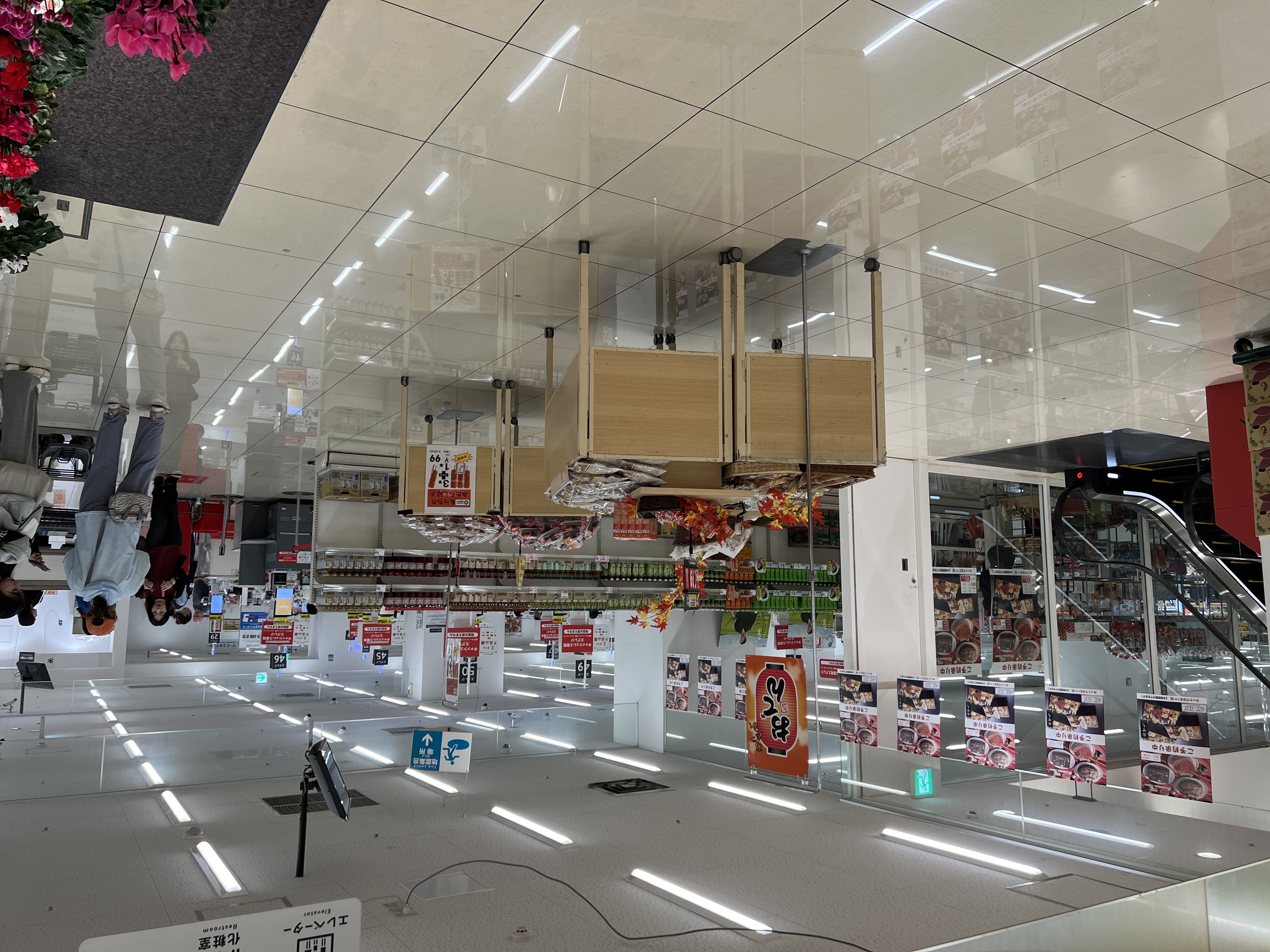 【西友　錦糸町店】B1F下りエスカレーター前　プロモーション用途や物販、食物販のポップアップストアに最適なスーパー店内催事イベントスペース