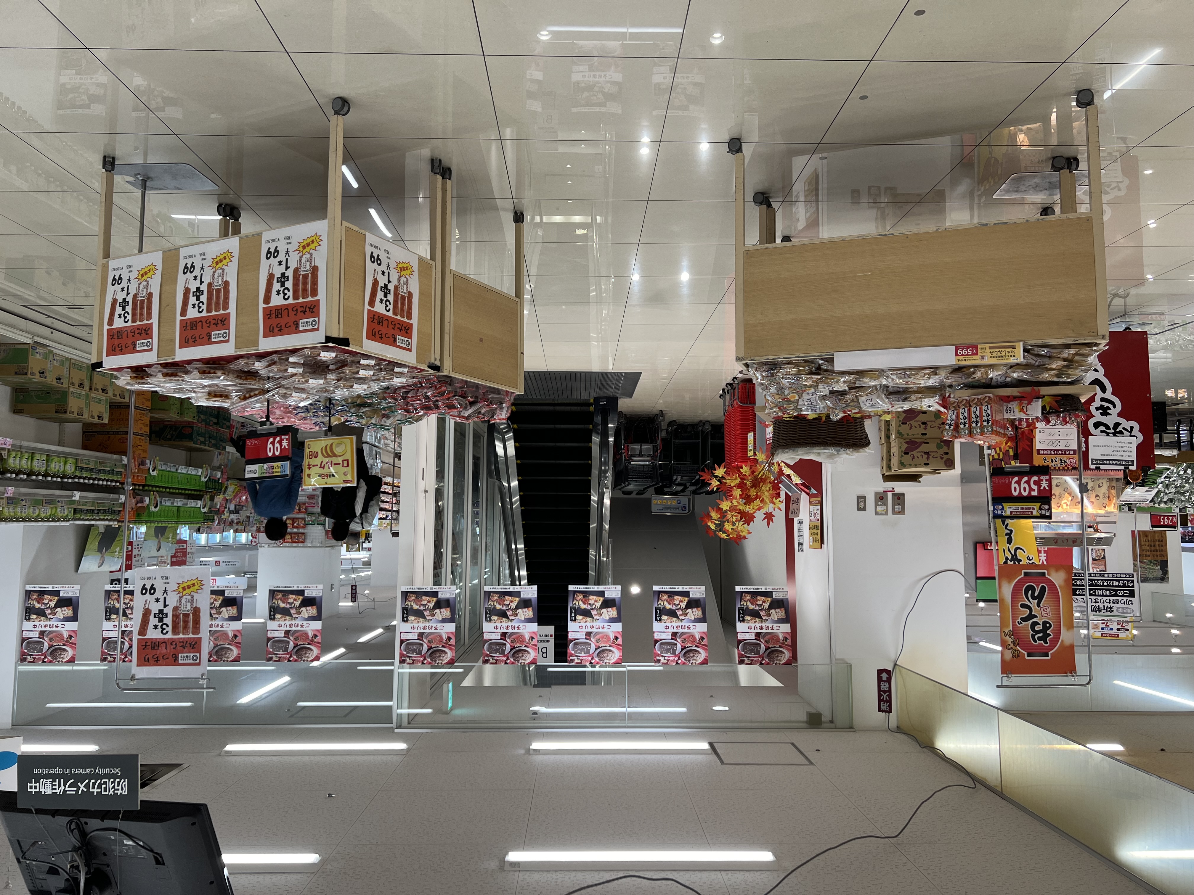 【西友　錦糸町店】B1F下りエスカレーター前　プロモーション用途や物販、食物販のポップアップストアに最適なスーパー店内催事イベントスペース