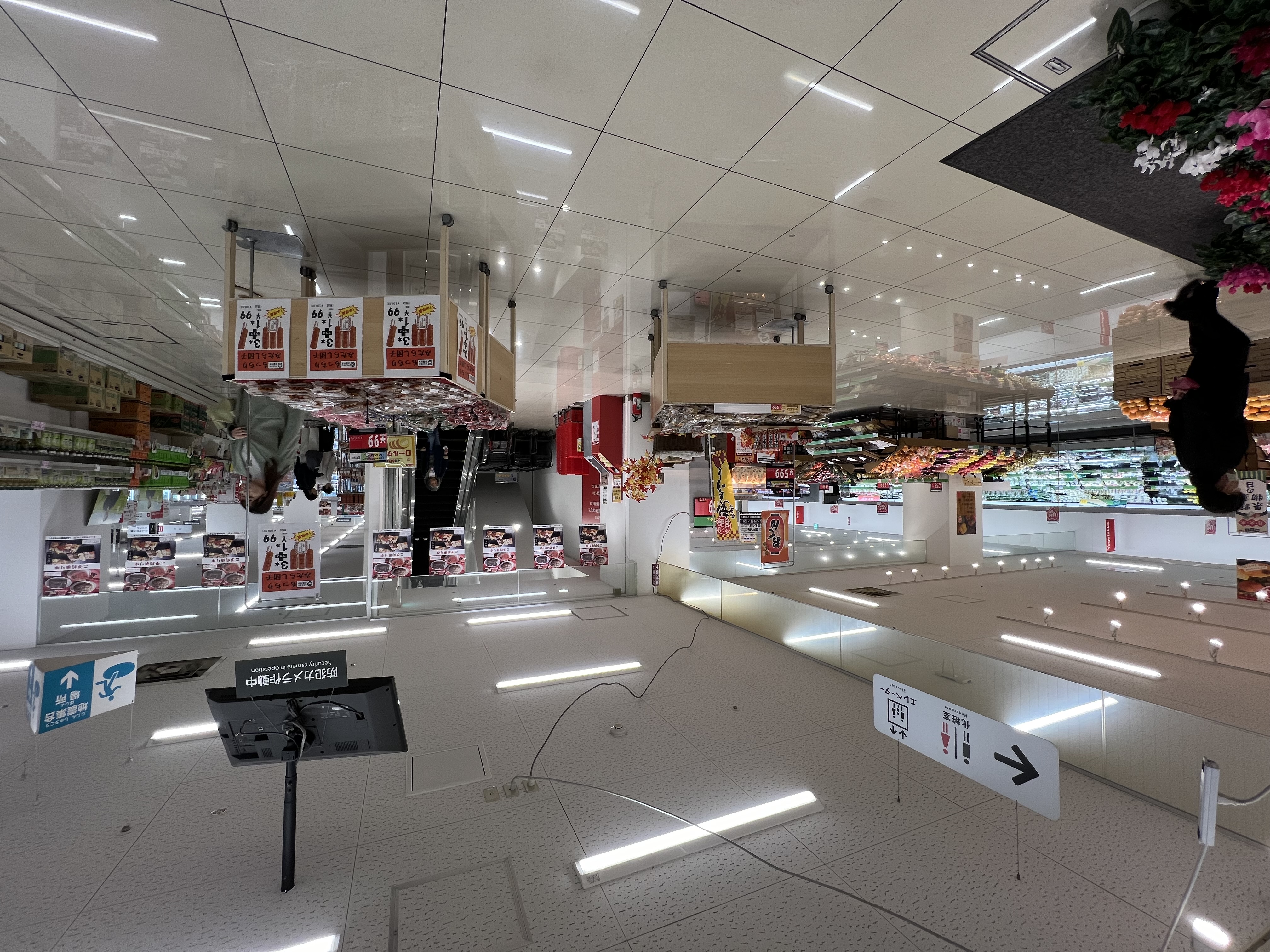 【西友　錦糸町店】B1F下りエスカレーター前　プロモーション用途や物販、食物販のポップアップストアに最適なスーパー店内催事イベントスペース