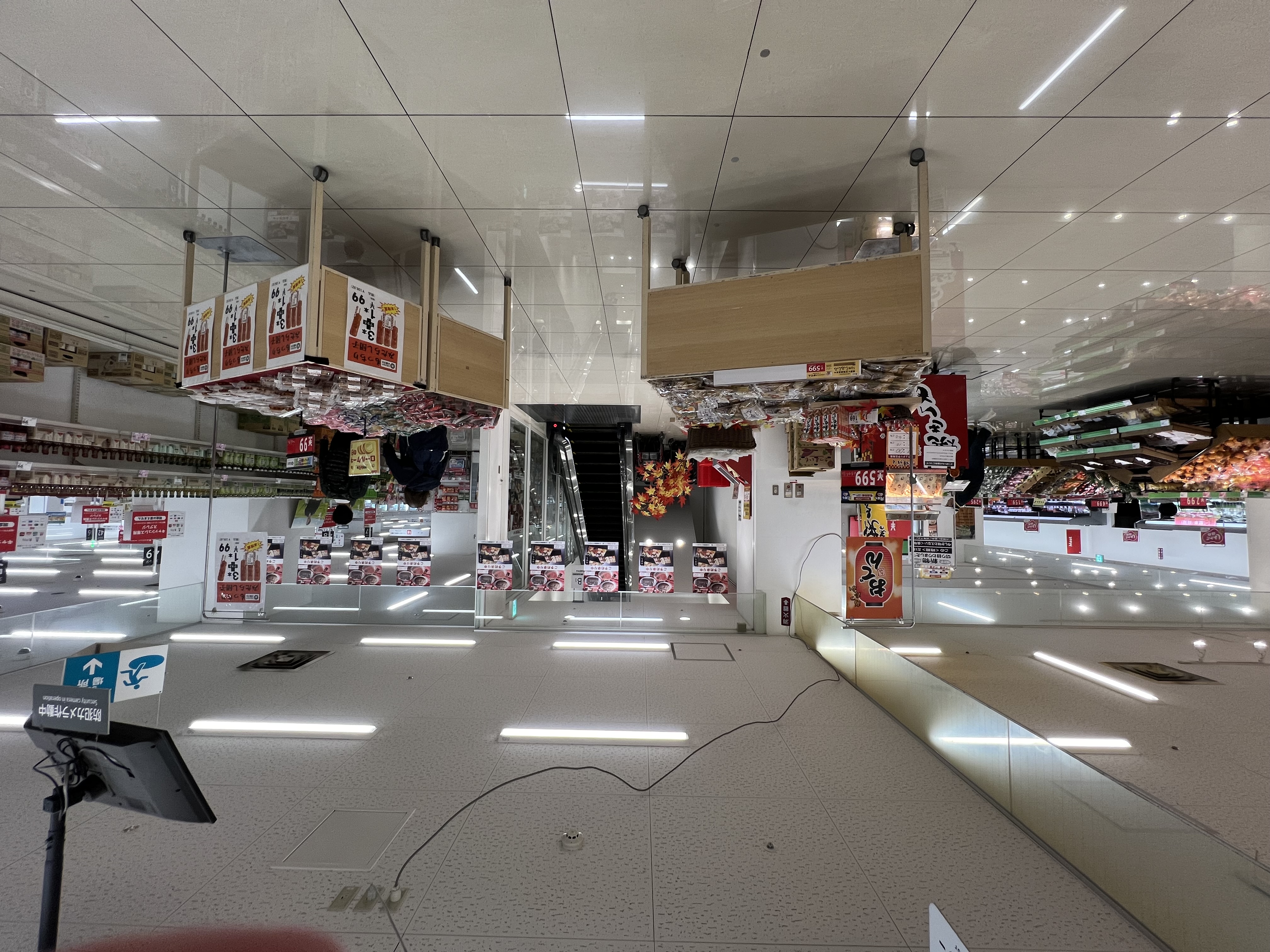 【西友　錦糸町店】B1F下りエスカレーター前　プロモーション用途や物販、食物販のポップアップストアに最適なスーパー店内催事イベントスペース