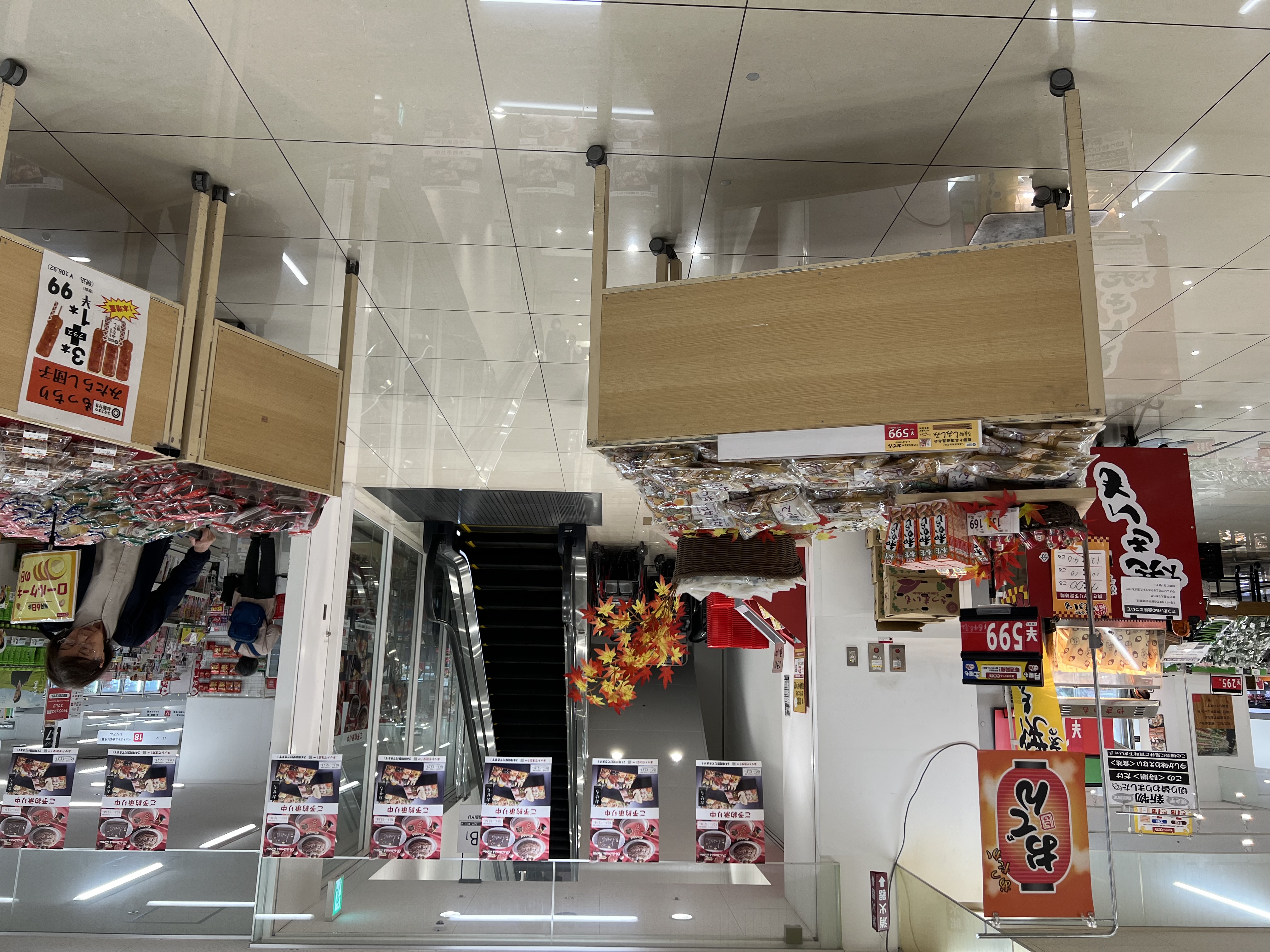 【西友　錦糸町店】B1F下りエスカレーター前　プロモーション用途や物販、食物販のポップアップストアに最適なスーパー店内催事イベントスペース