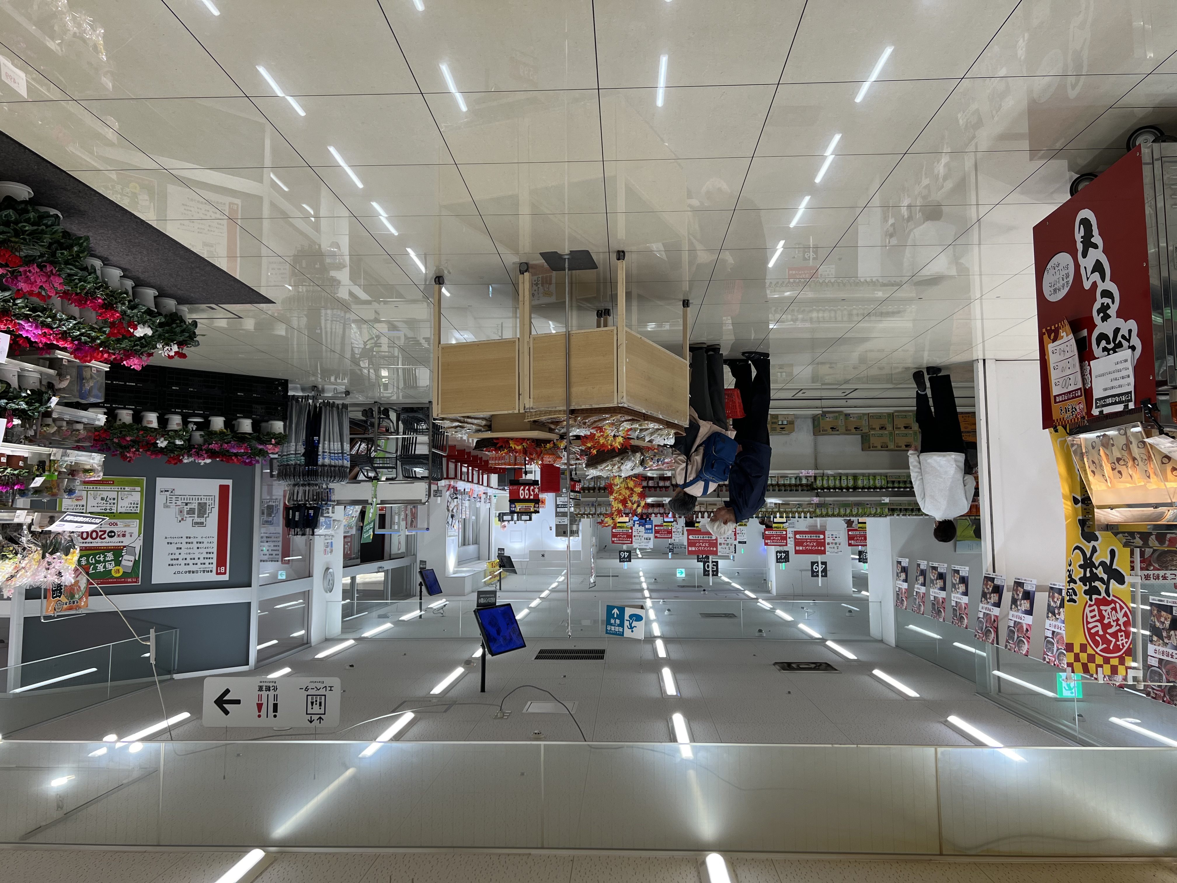 【西友　錦糸町店】B1F下りエスカレーター前　プロモーション用途や物販、食物販のポップアップストアに最適なスーパー店内催事イベントスペース