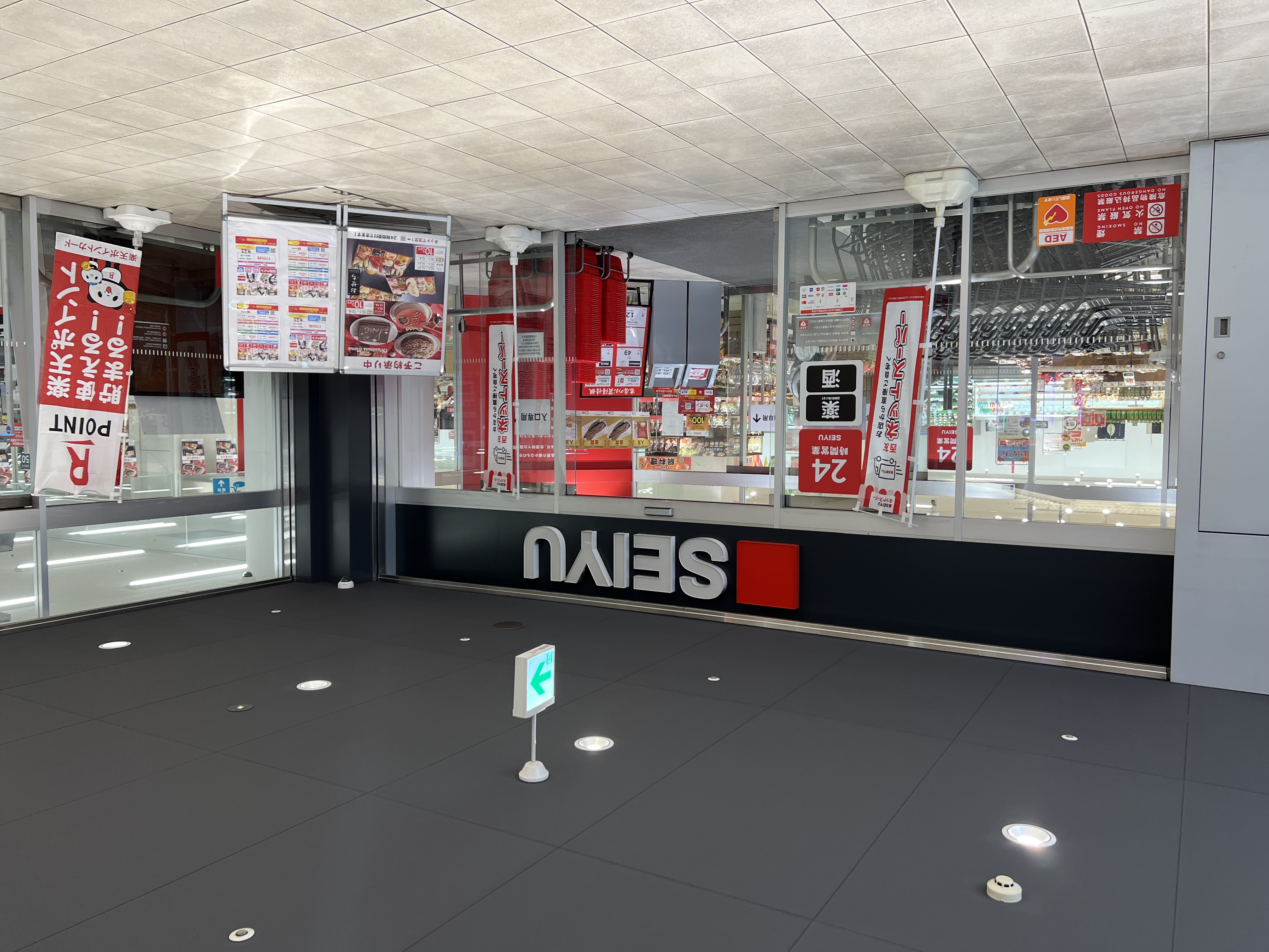 【西友　錦糸町店】B1F下りエスカレーター前　プロモーション用途や物販、食物販のポップアップストアに最適なスーパー店内催事イベントスペース