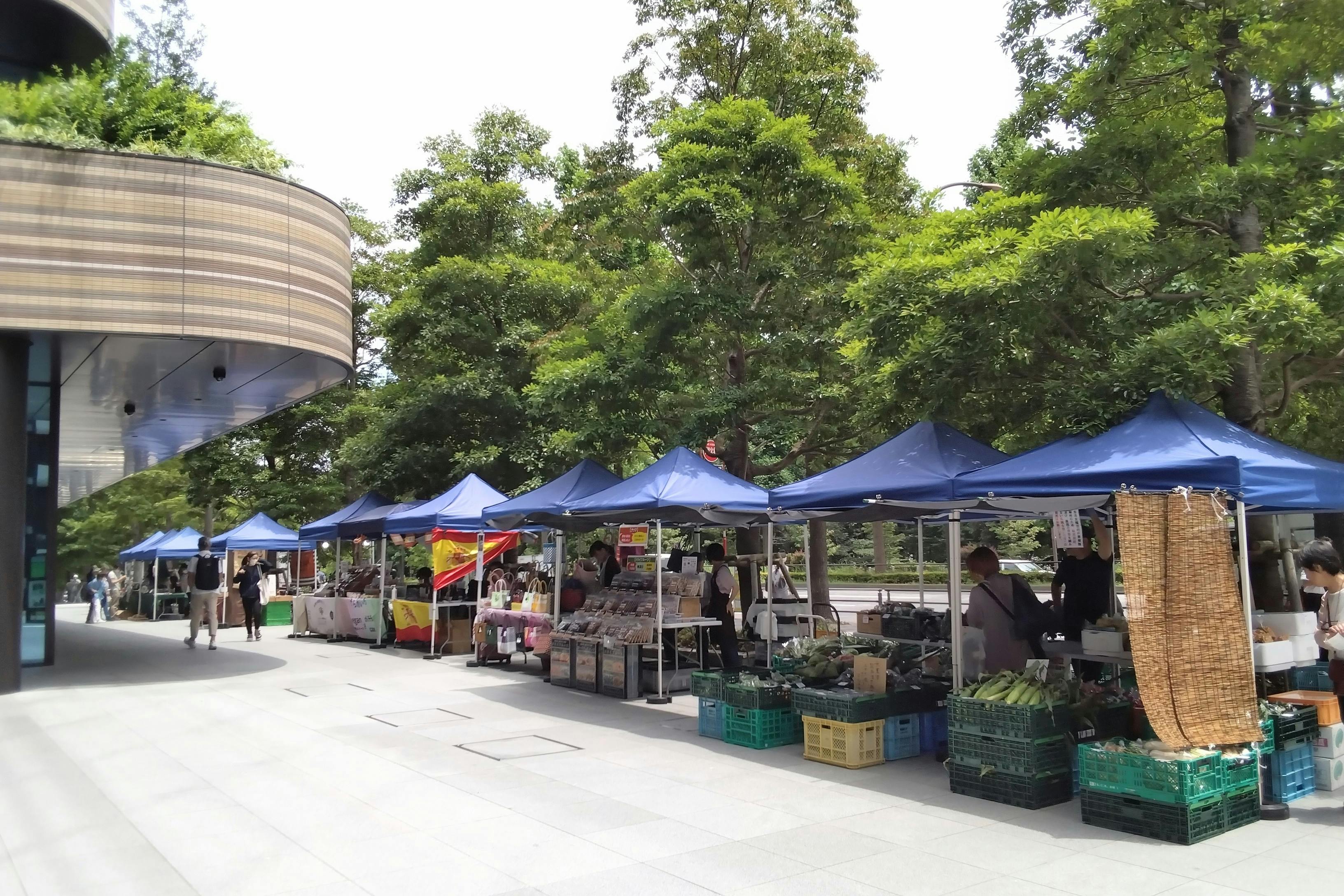 【四ツ谷駅2分/毎月第1・第3水曜】食品・雑貨に最適!いつでも憩いと賑わいで溢れる施設コモレ四谷1階のマルシェスペース『コモレ四谷マルシェ』