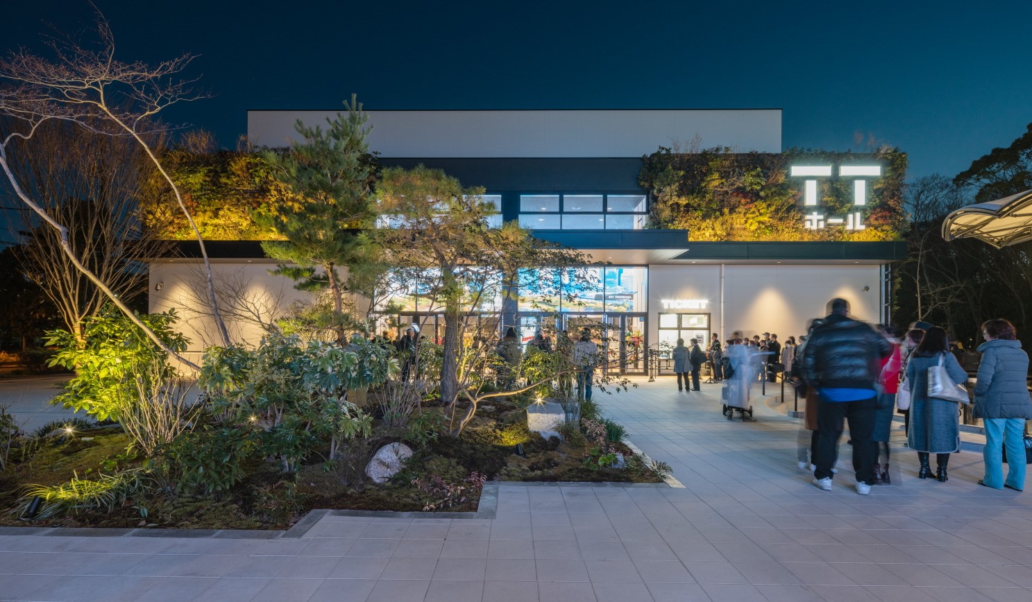 夜にＷＷホールからみた中庭。ライトアップされてとてもきれいです。