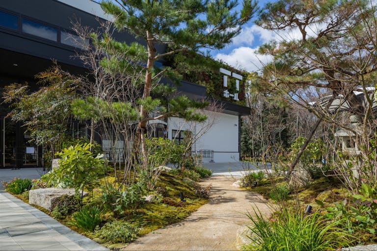 中庭のセンターには四季を感じられる日本庭園があります