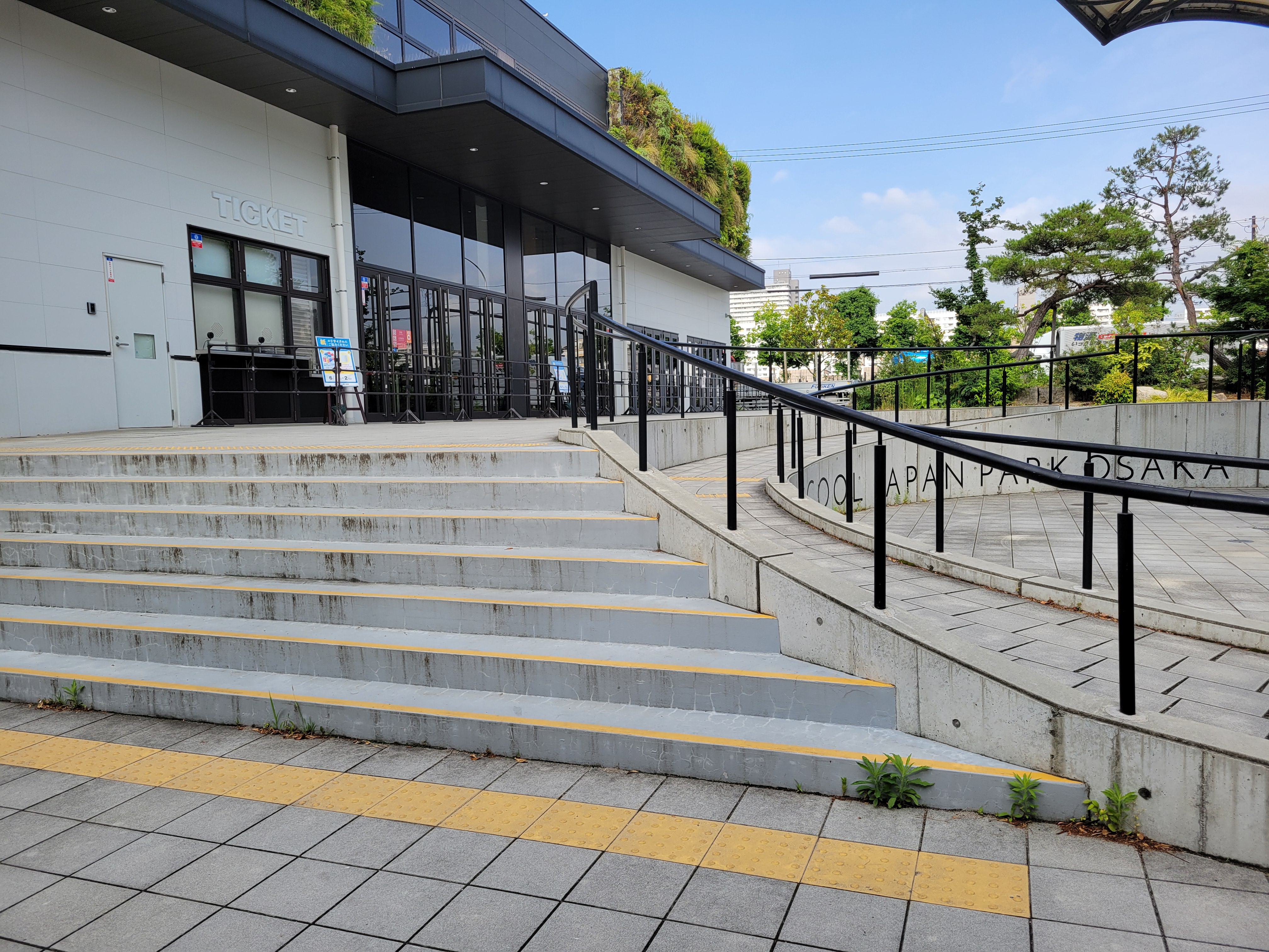 スロープもあるのでベビーカーなども通りやすくなっています。