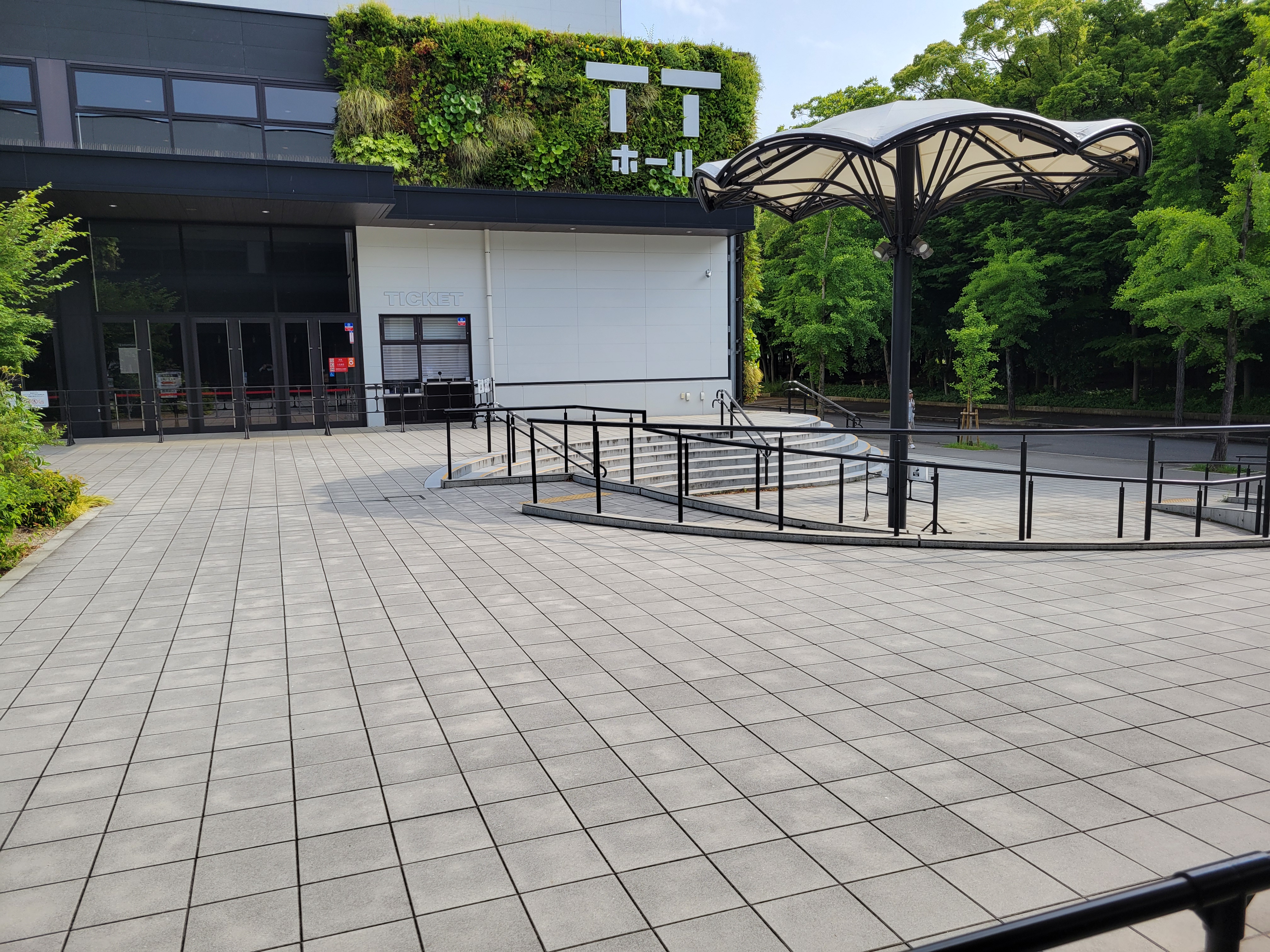 ＷＷホールからみたTTホールとパラソル下。