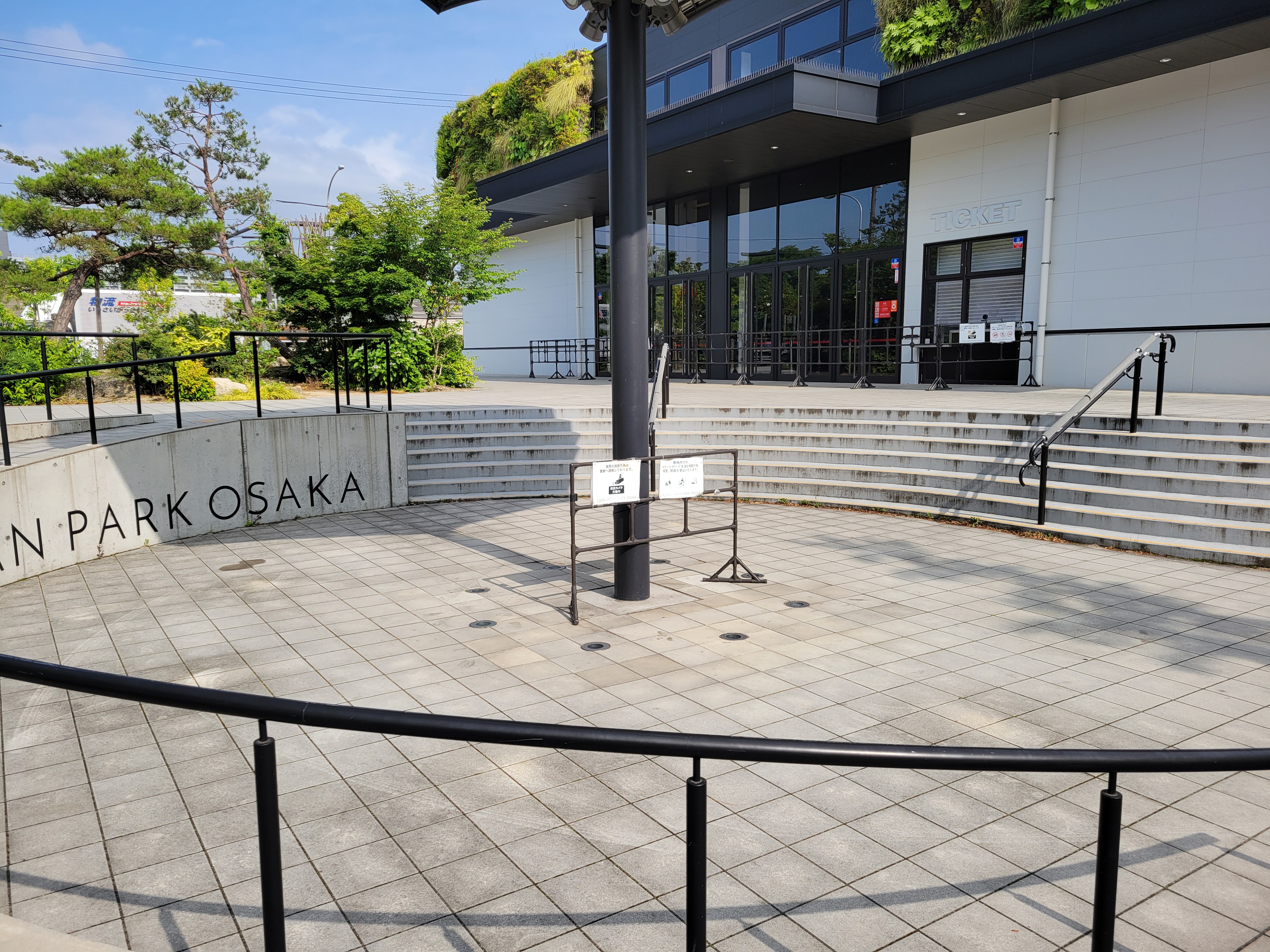 パラソル下はキッチンカー出店にピッタリ