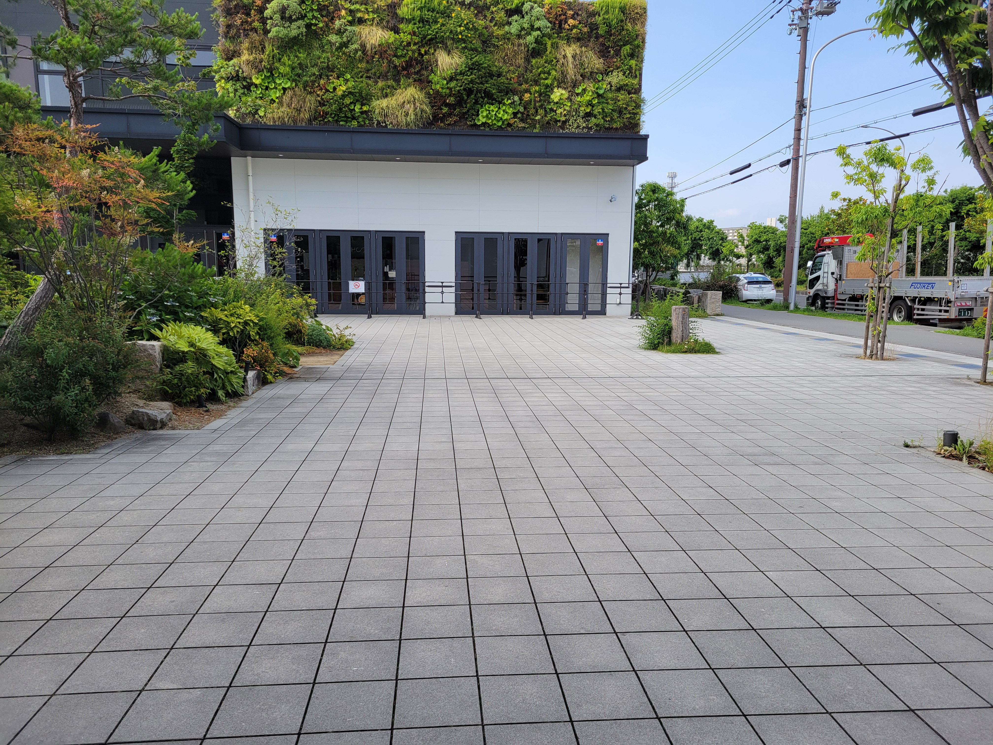 玉造筋側にも広いスペースがあります。その①