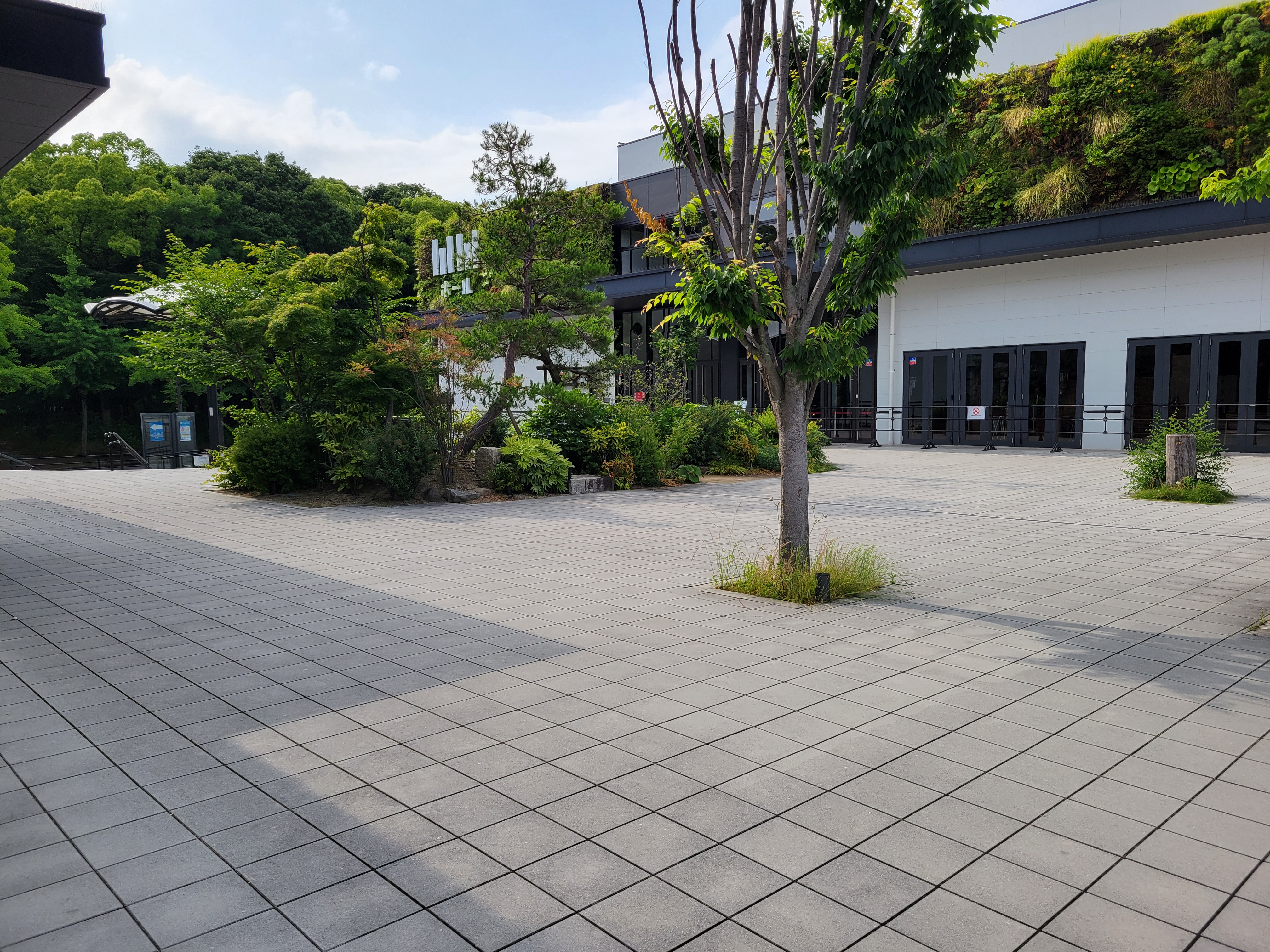 玉造筋側にも広いスペースがあります。その②