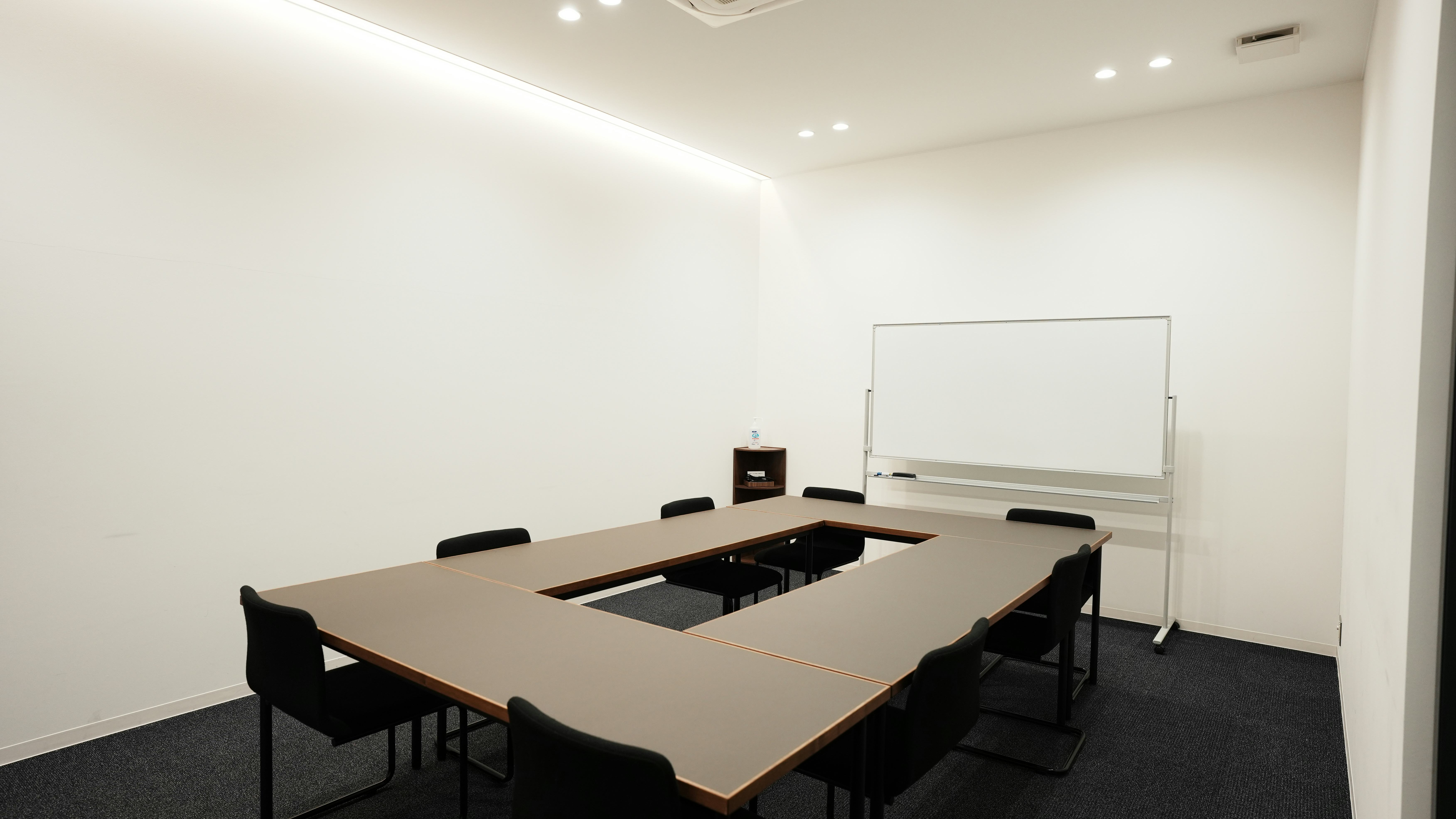 【TOGITOGI(トギトギ)】10人規模のセミナーやワークショップに最適なコワーキング施設内の貸し会議室(会議室大)