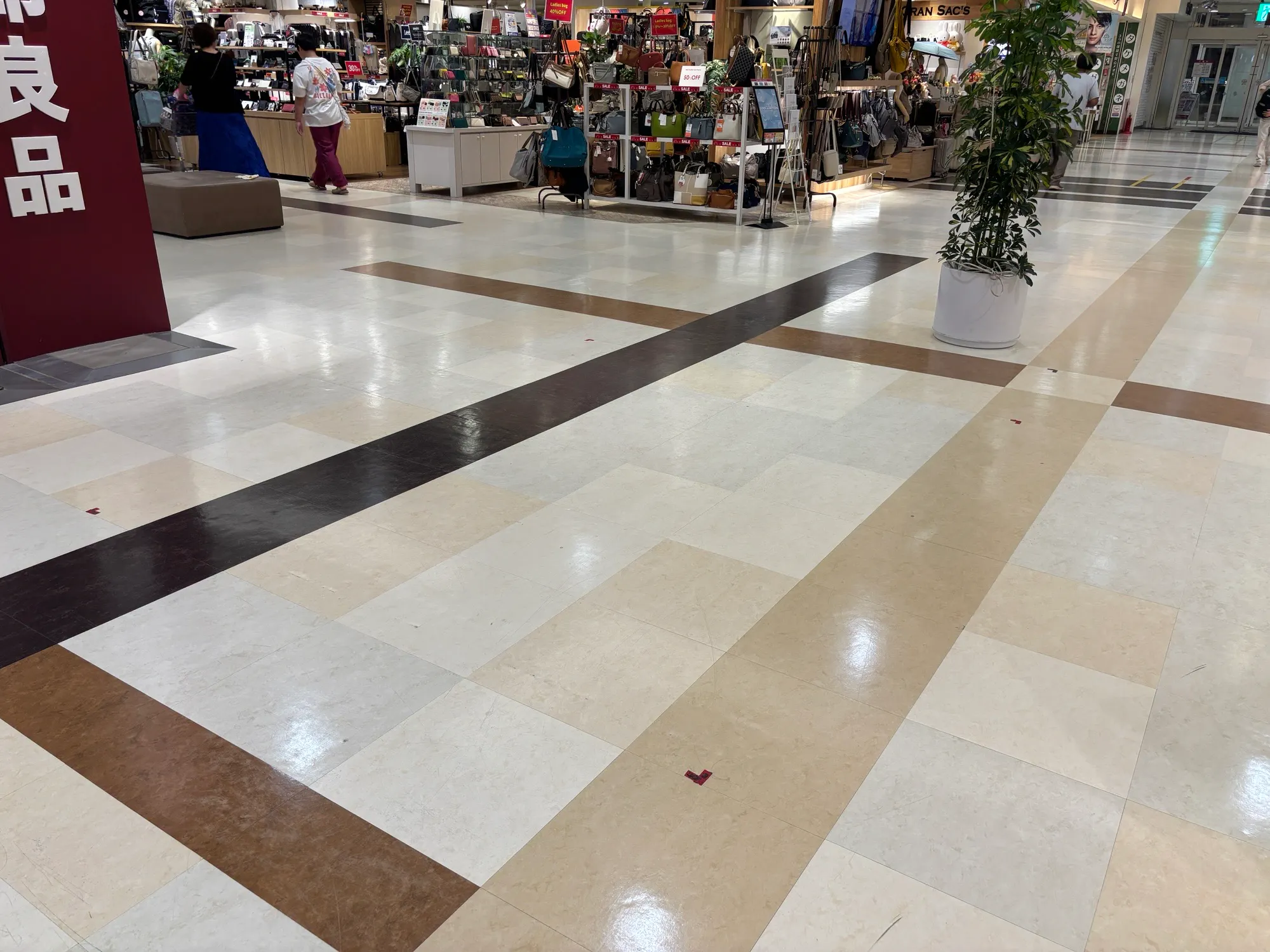 【イオン秦野】プロモーションに適した地域密着型のショッピングセンターの店内1Fクロックハウス前交差点スペース