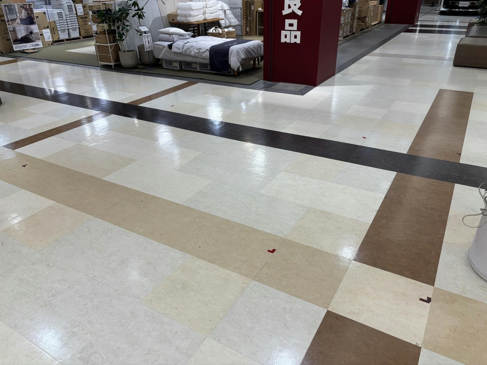 【イオン秦野】プロモーションに適した地域密着型のショッピングセンターの店内1Fクロックハウス前交差点スペースの画像