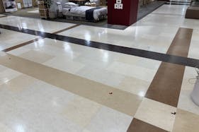 【イオン秦野】プロモーションに適した地域密着型のショッピングセンターの店内1Fクロックハウス前交差点スペース