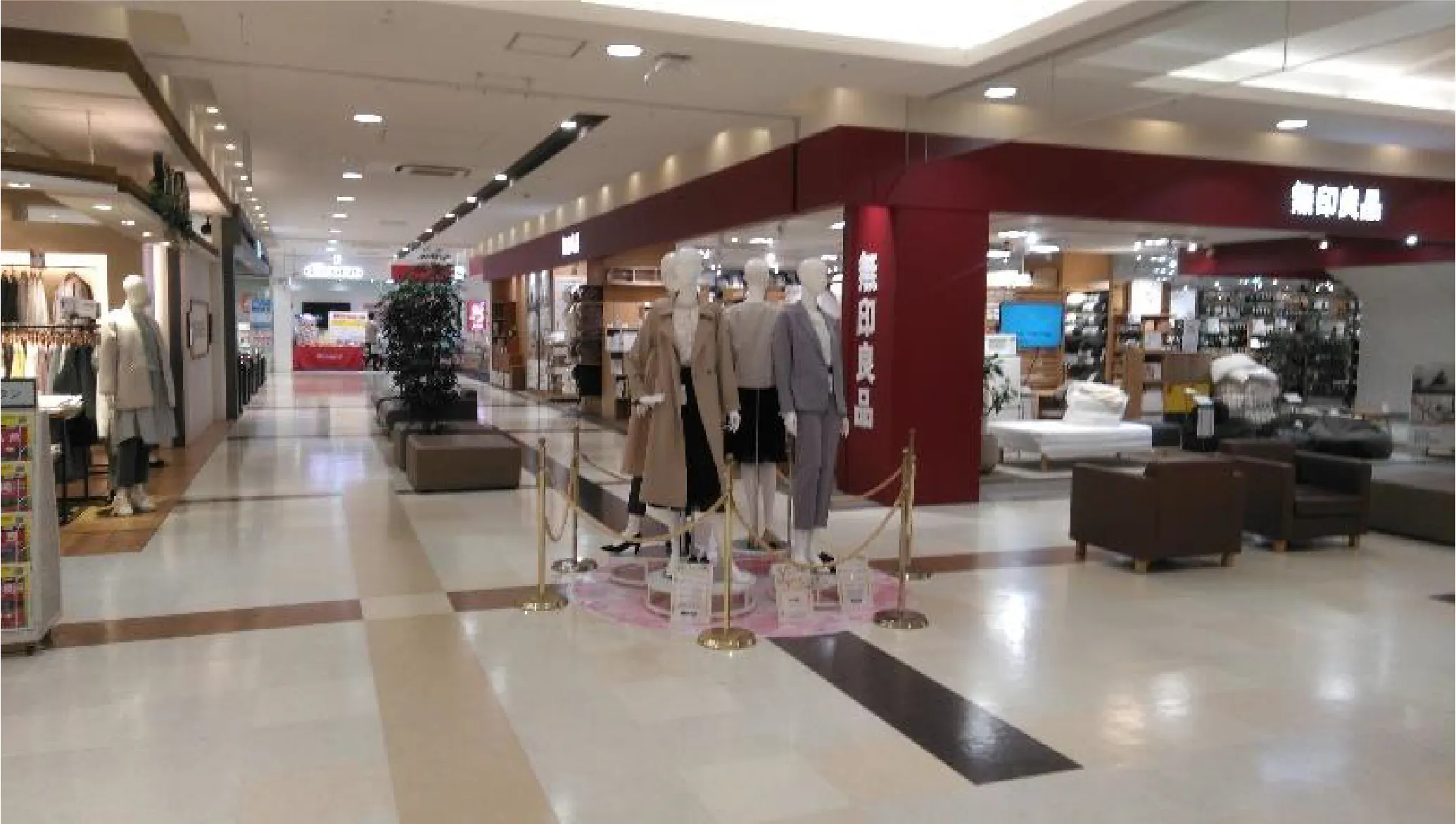 【イオン秦野】プロモーションに適した地域密着型のショッピングセンターの店内1Fクロックハウス前交差点スペース