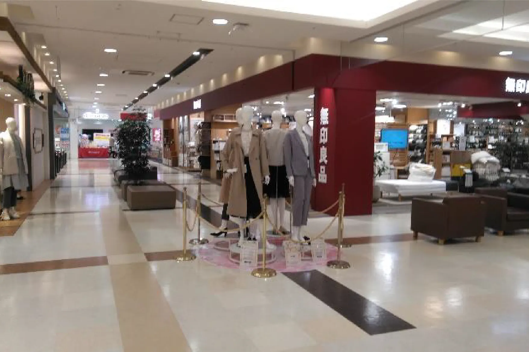 【イオン秦野】プロモーションに適した地域密着型のショッピングセンターの店内1Fクロックハウス前交差点スペース