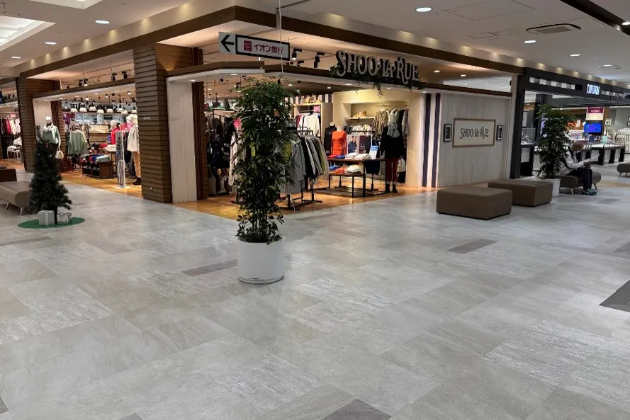 【イオン秦野】プロモーションに適した地域密着型のショッピングセンターの店内1Fクロックハウス前交差点スペース