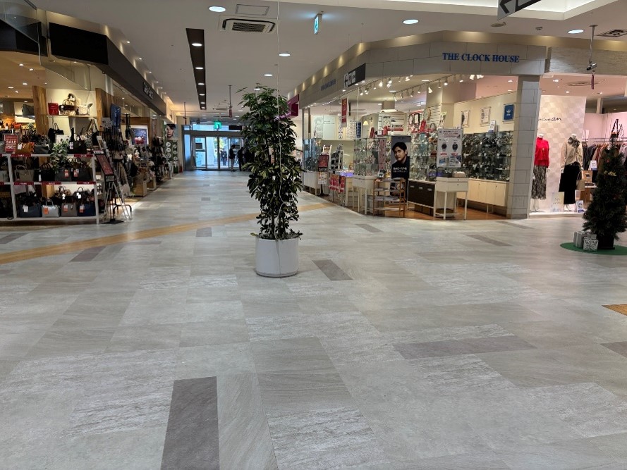 【イオン秦野】プロモーションに適した地域密着型のショッピングセンターの店内1Fクロックハウス前交差点スペース