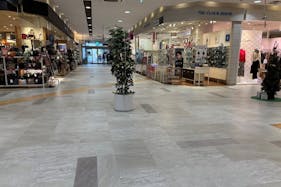 【イオン秦野】プロモーションに適した地域密着型のショッピングセンターの店内1Fクロックハウス前交差点スペース