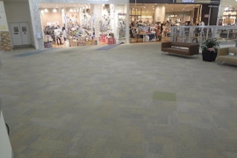 【イオンモール盛岡南/2FブリッジB】各種プロモーションイベントや物販イベントに最適な施設2階吹き抜け付近のイベントスペースの画像1