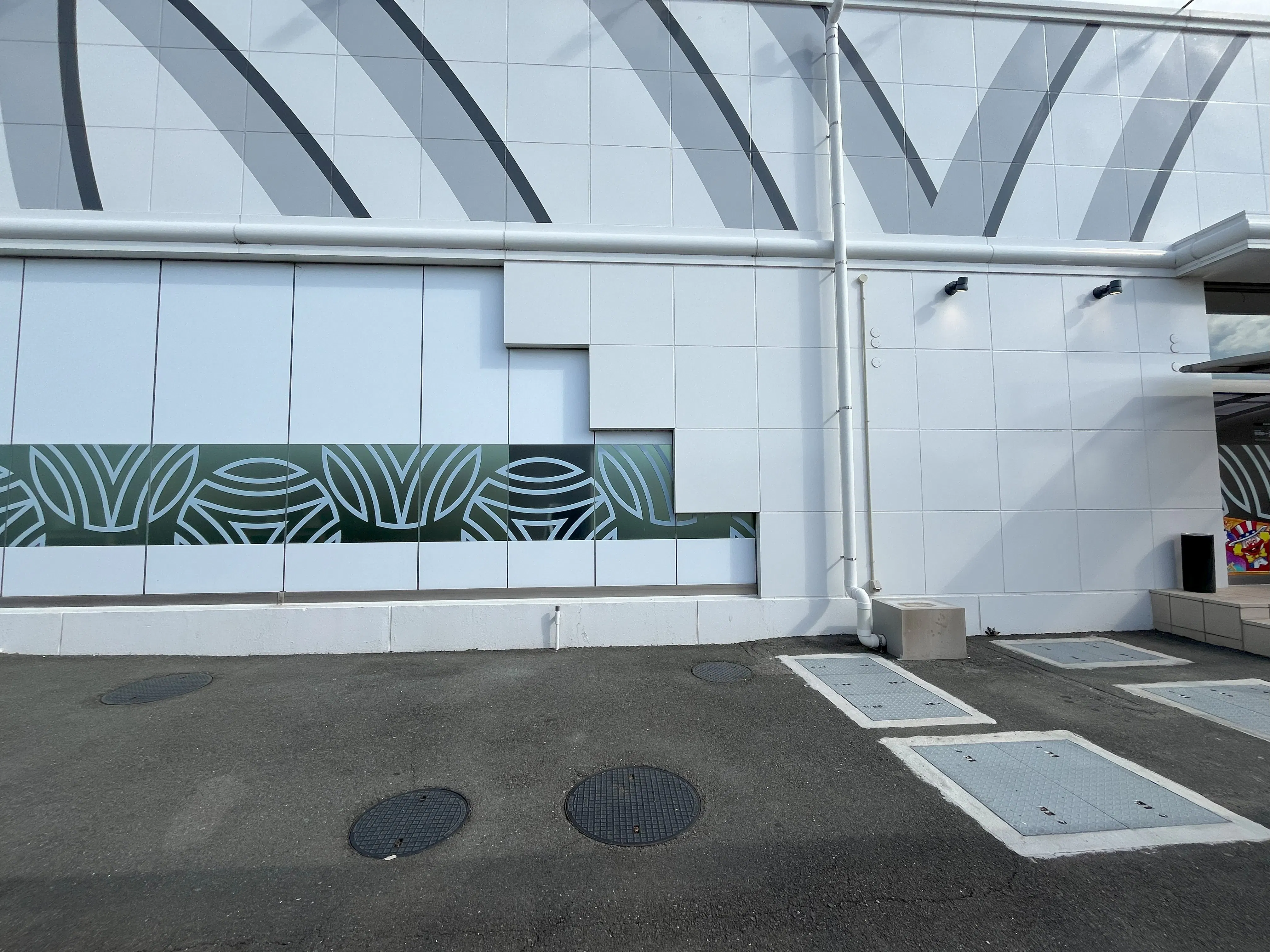 【夢屋浜松大柳店】キッチンカーやプロモーション等に最適なアミューズメント施設のイベントスペース（交換所側風除室付近）の画像