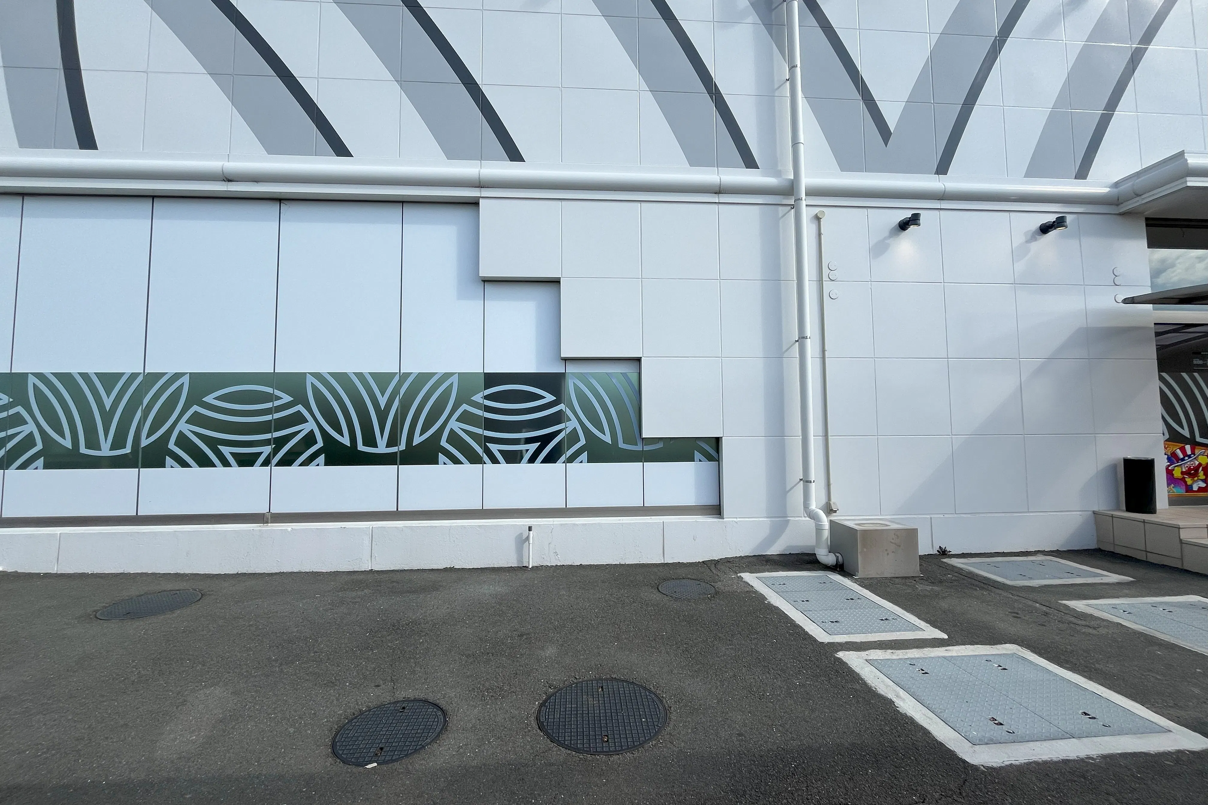 【夢屋浜松大柳店】キッチンカーやプロモーション等に最適なアミューズメント施設のイベントスペース(交換所側風除室付近)