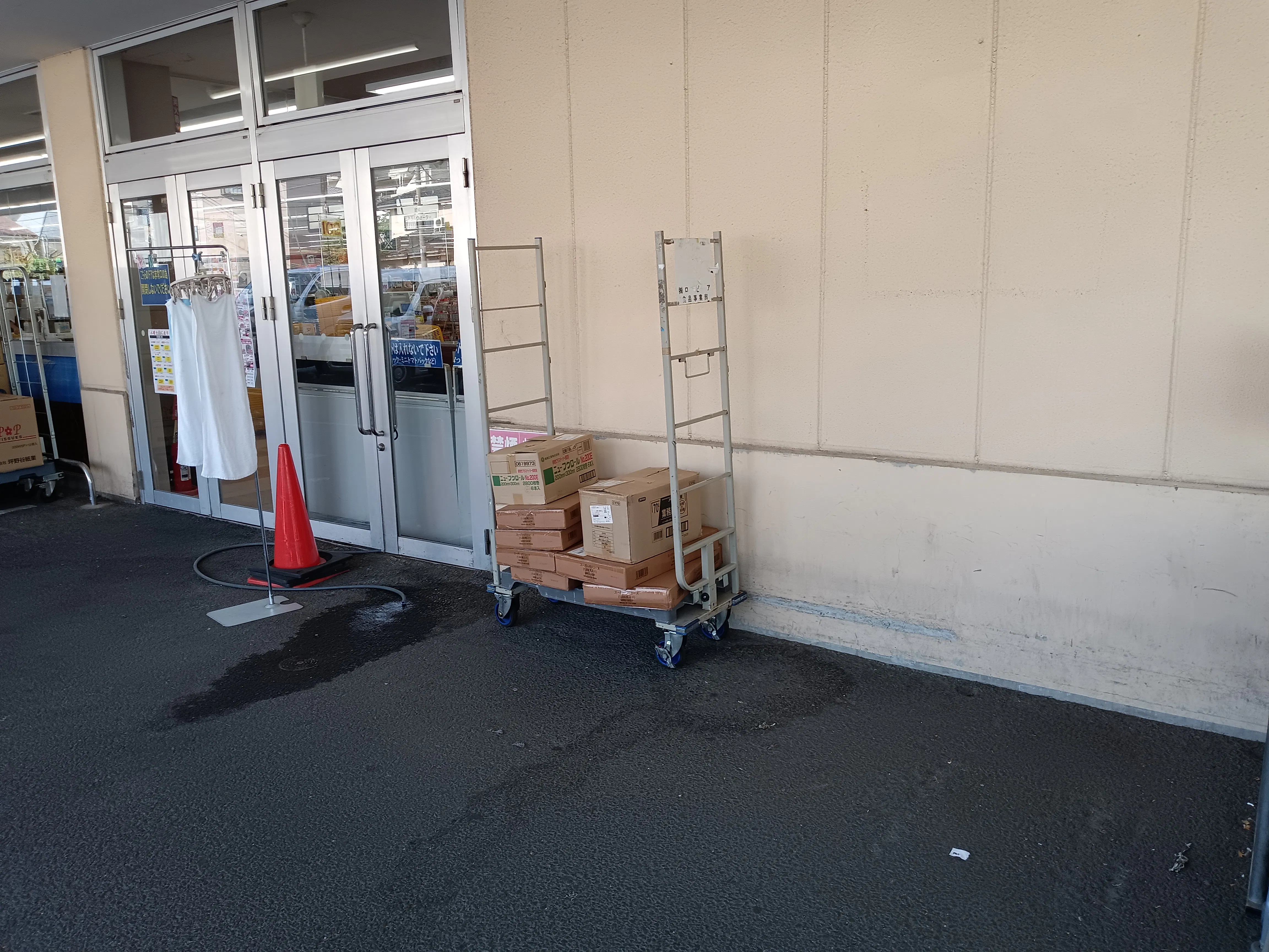 【スーパーバリュー 川口前川店】軒下 各種プロモーション、会員獲得イベントに最適なスーパーマーケットの屋外催事イベントスペースの画像