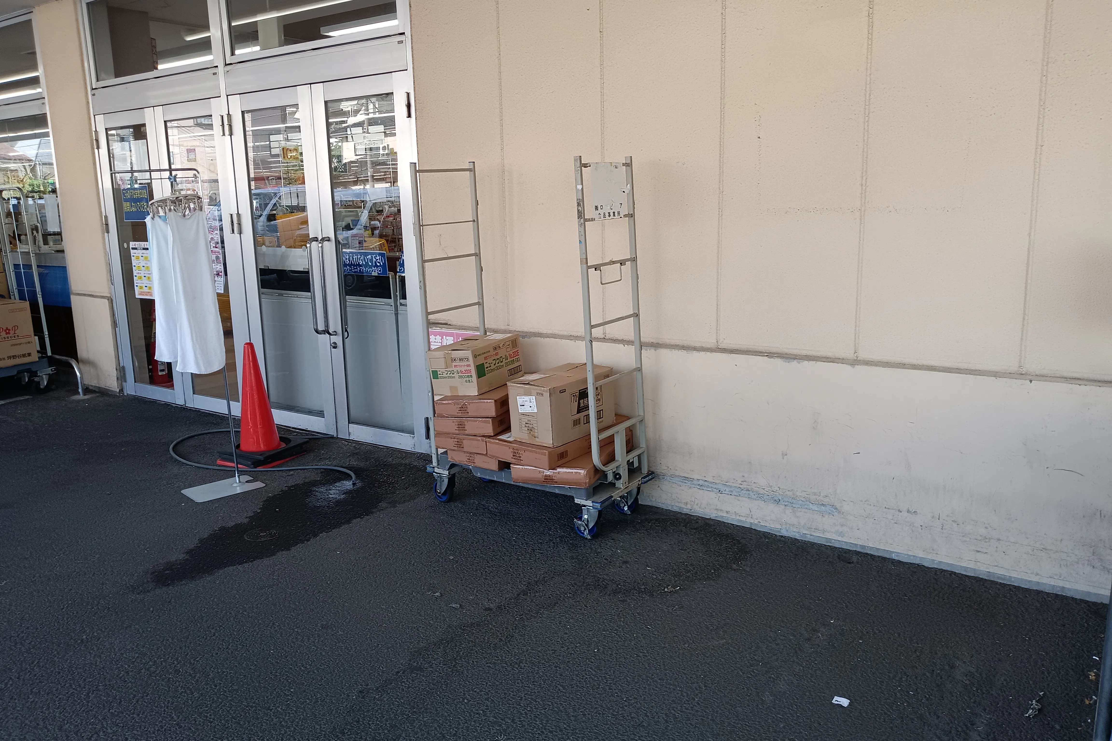 【スーパーバリュー 川口前川店】軒下 各種プロモーション、会員獲得イベントに最適なスーパーマーケットの屋外催事イベントスペース