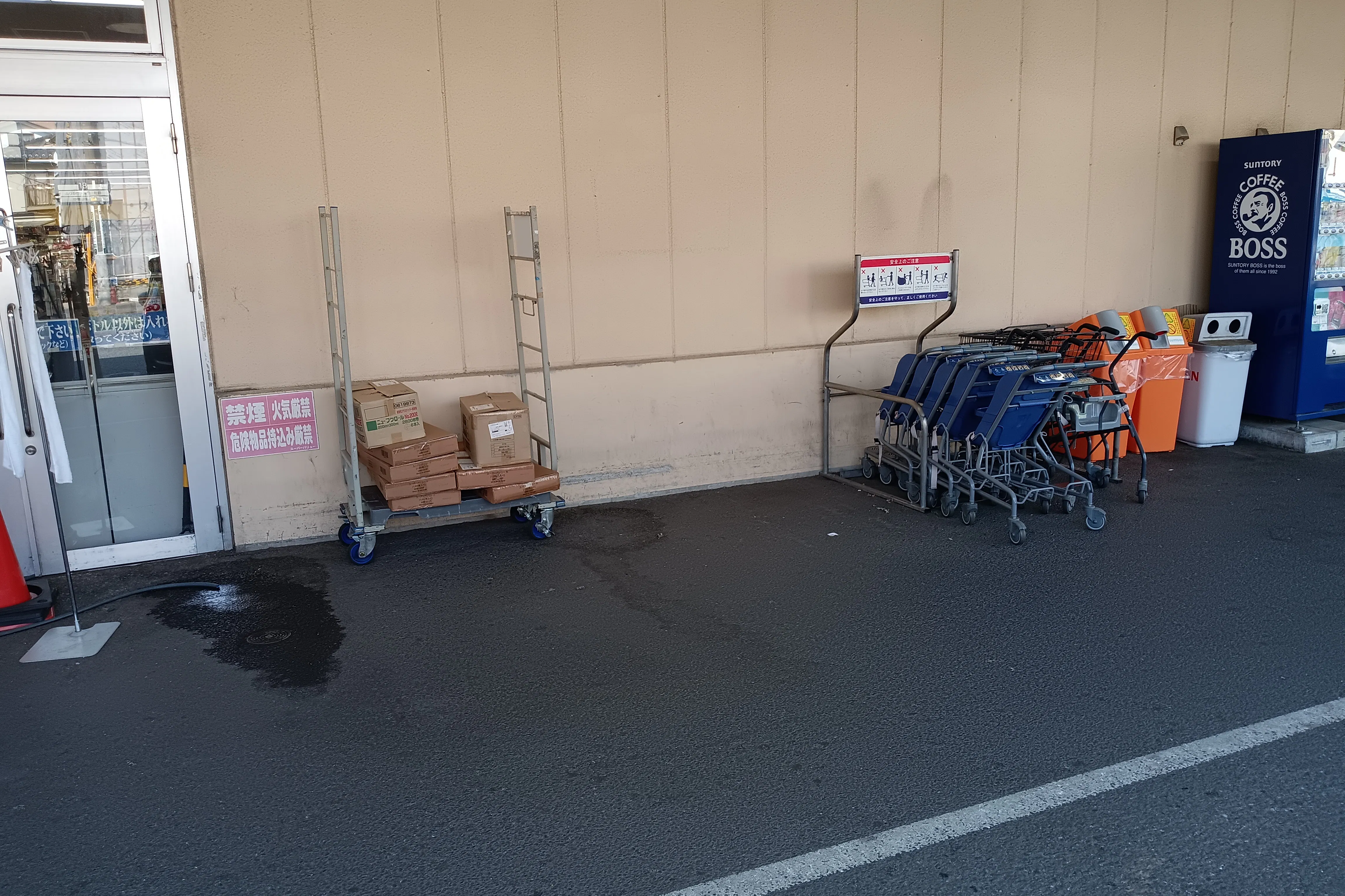 【スーパーバリュー 川口前川店】軒下 各種プロモーション、会員獲得イベントに最適なスーパーマーケットの屋外催事イベントスペース