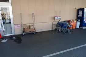 【スーパーバリュー 川口前川店】軒下 各種プロモーション、会員獲得イベントに最適なスーパーマーケットの屋外催事イベントスペース
