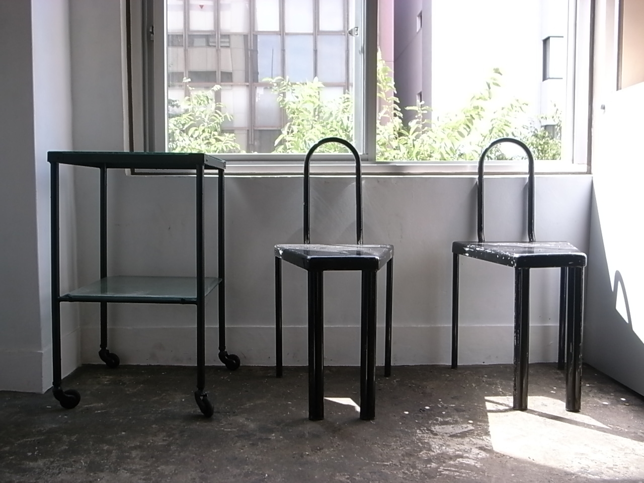 １９００年代メディカルサイドテーブル＆１９５０年代フランス製スタッキングチェアなどすべての什器に拘っています