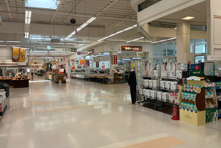 【イオンスーパーセンター十和田】食品入口横 販促プロモーションや物販に最適なスーパー店内催事イベントスペース