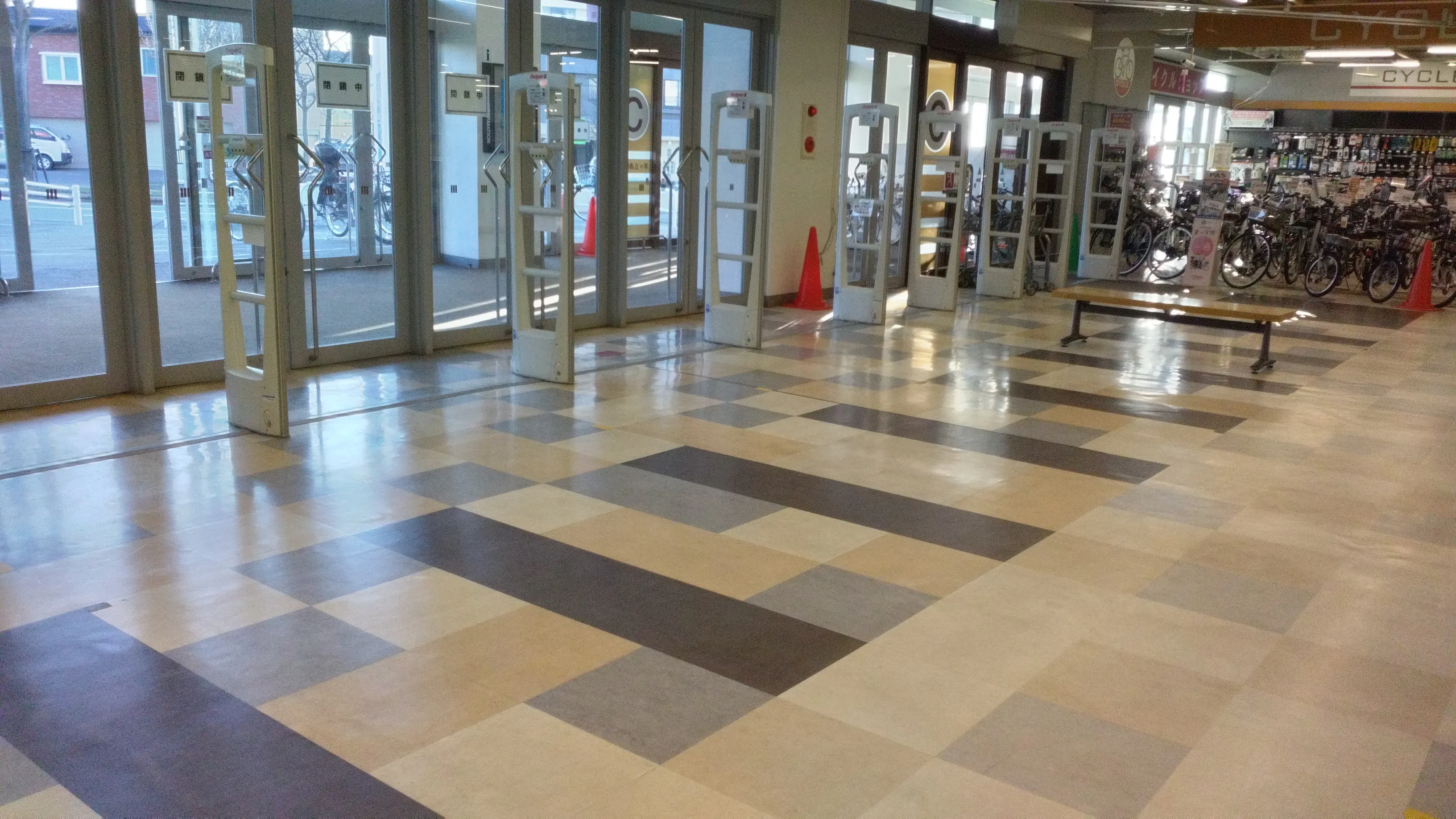 【イオン札幌西岡ショッピングセンター】羊ヶ丘通側出入口前