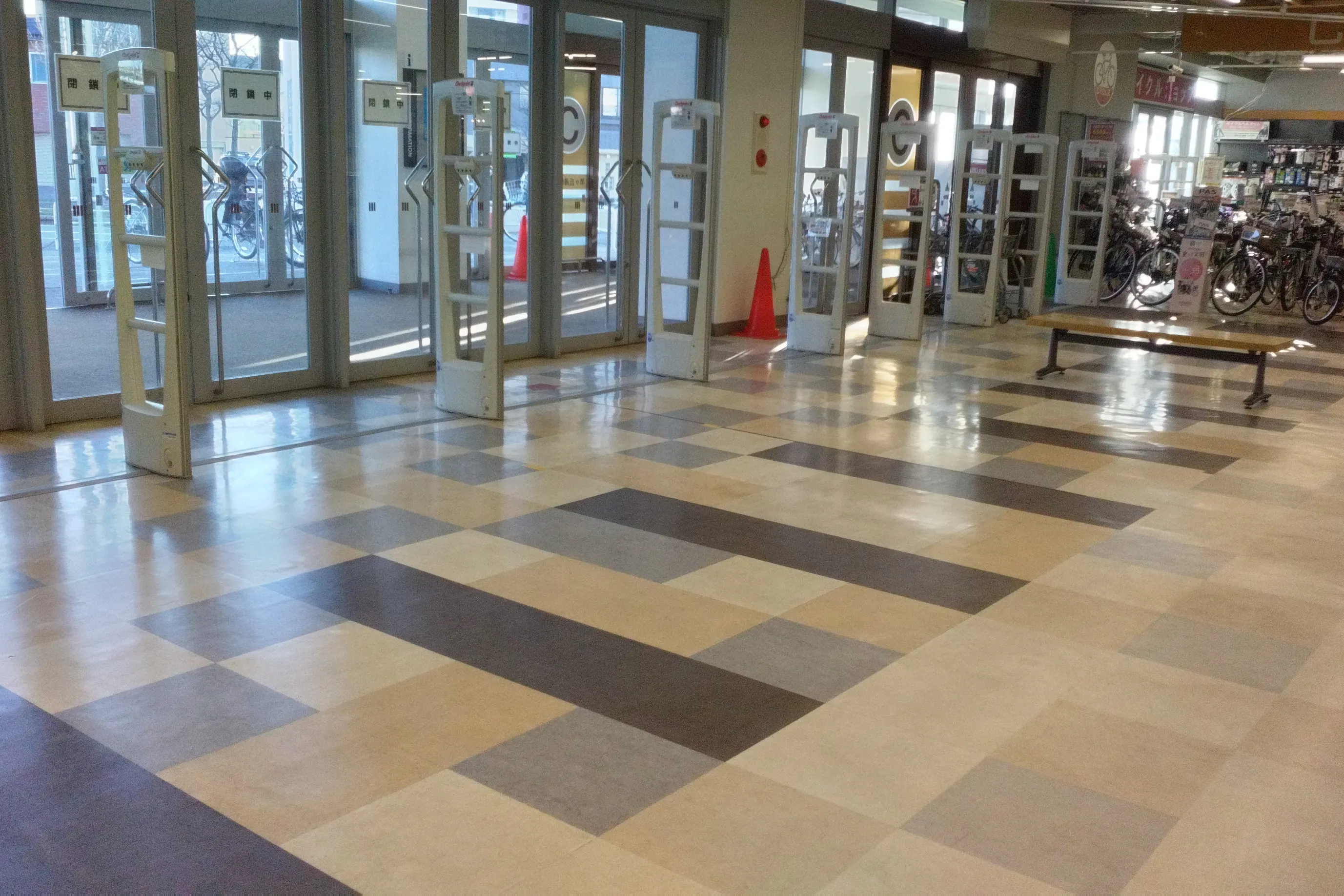 【イオン札幌西岡ショッピングセンター】羊ヶ丘通側出入口前